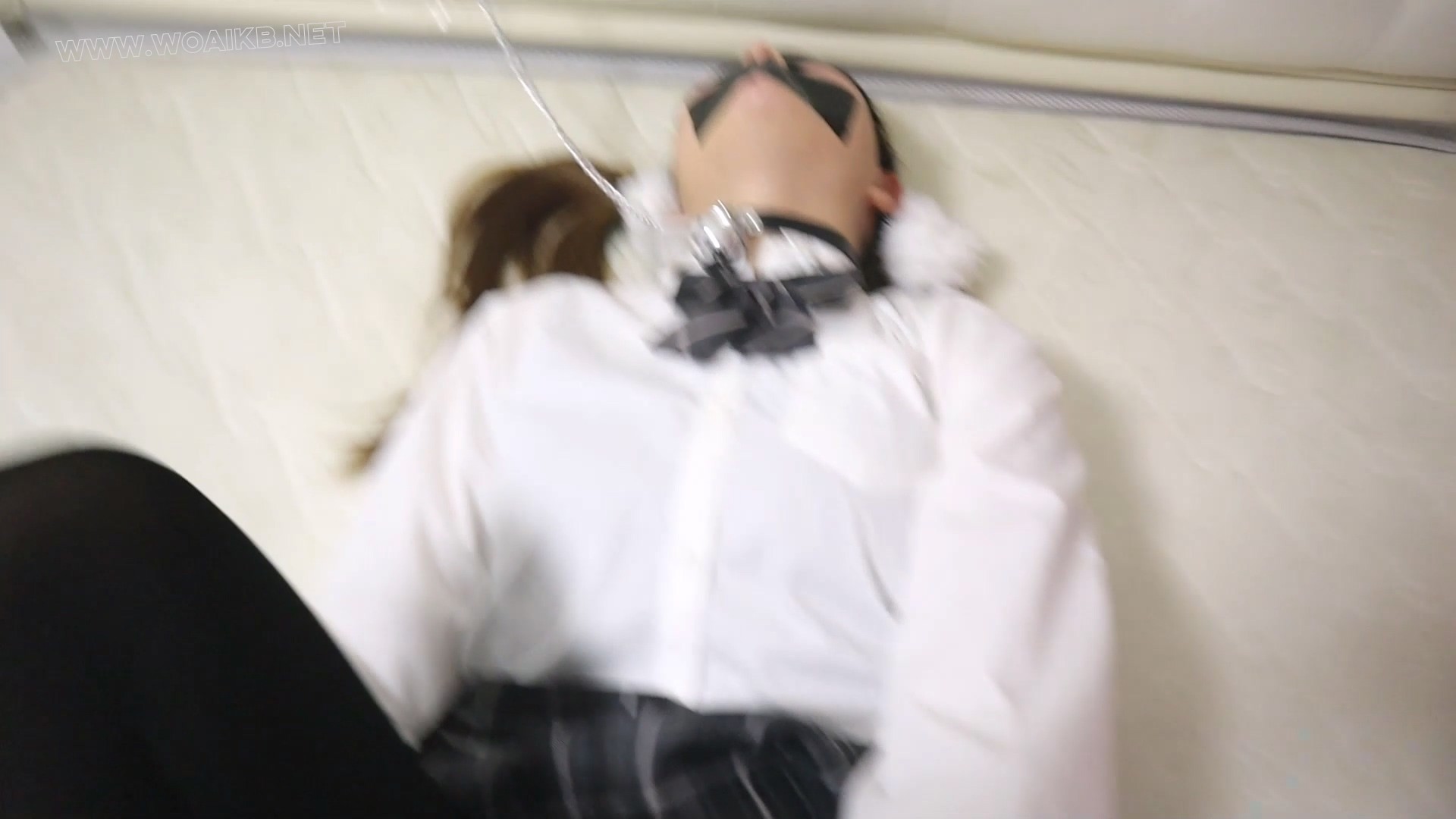 拘束套控制着JK黑丝少女玥，再加上玩具的控制，一边挠着一边鞭打，惨叫是很动人的音乐 预览图