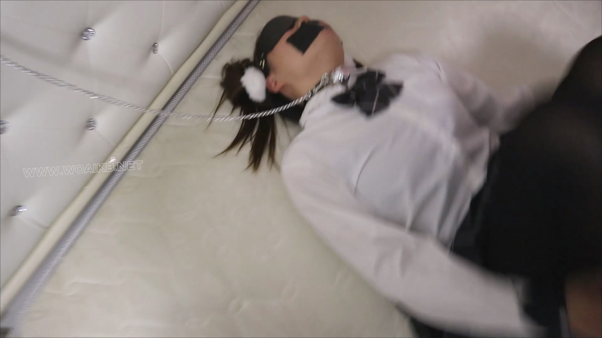 拘束套控制着JK黑丝少女玥，再加上玩具的控制，一边挠着一边鞭打，惨叫是很动人的音乐 预览图
