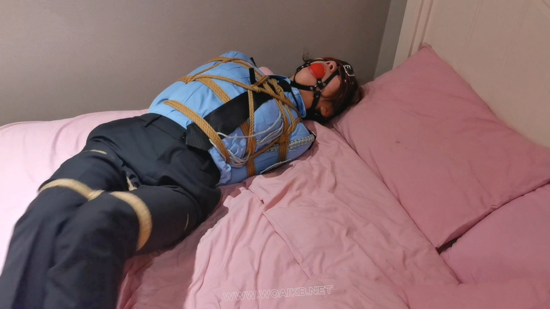 女宝安之劫难 女物业在家喝水， 突然就睡着了，醒来就发现自己 被极限捆绑了。超大 预览图