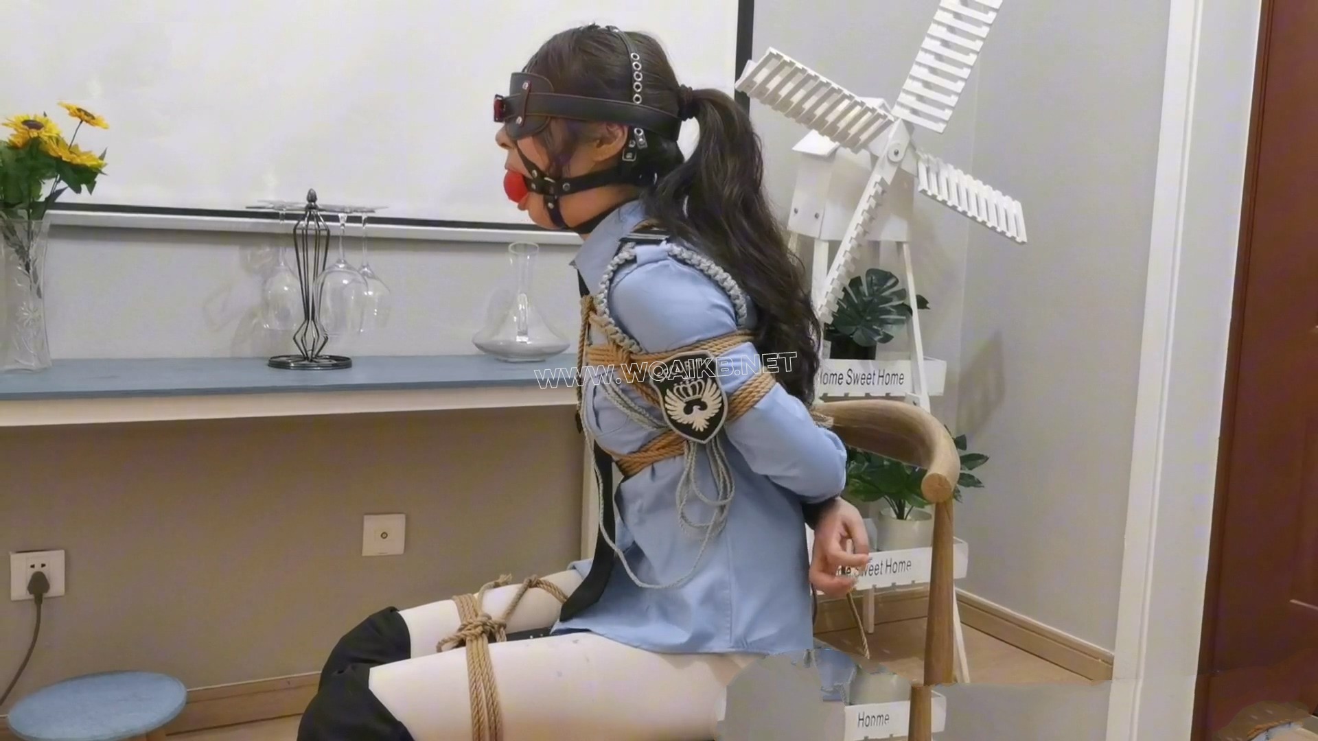 女宝安之劫难 女物业在家喝水， 突然就睡着了，醒来就发现自己 被极限捆绑了。超大 预览图