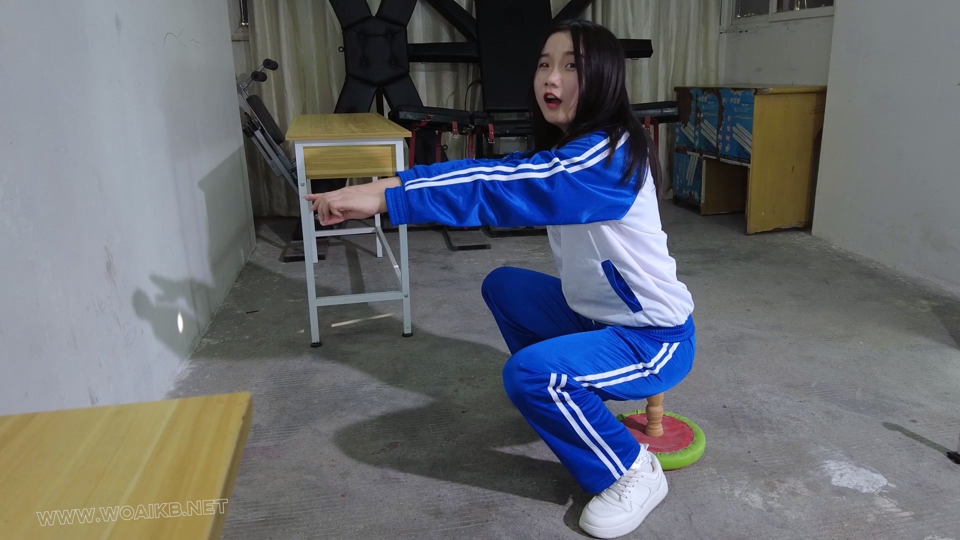 《犯错女学生》新人18岁在校生芳芳初尝绳艺玩具老师教训不听话的女学生！坐木马尖 预览图