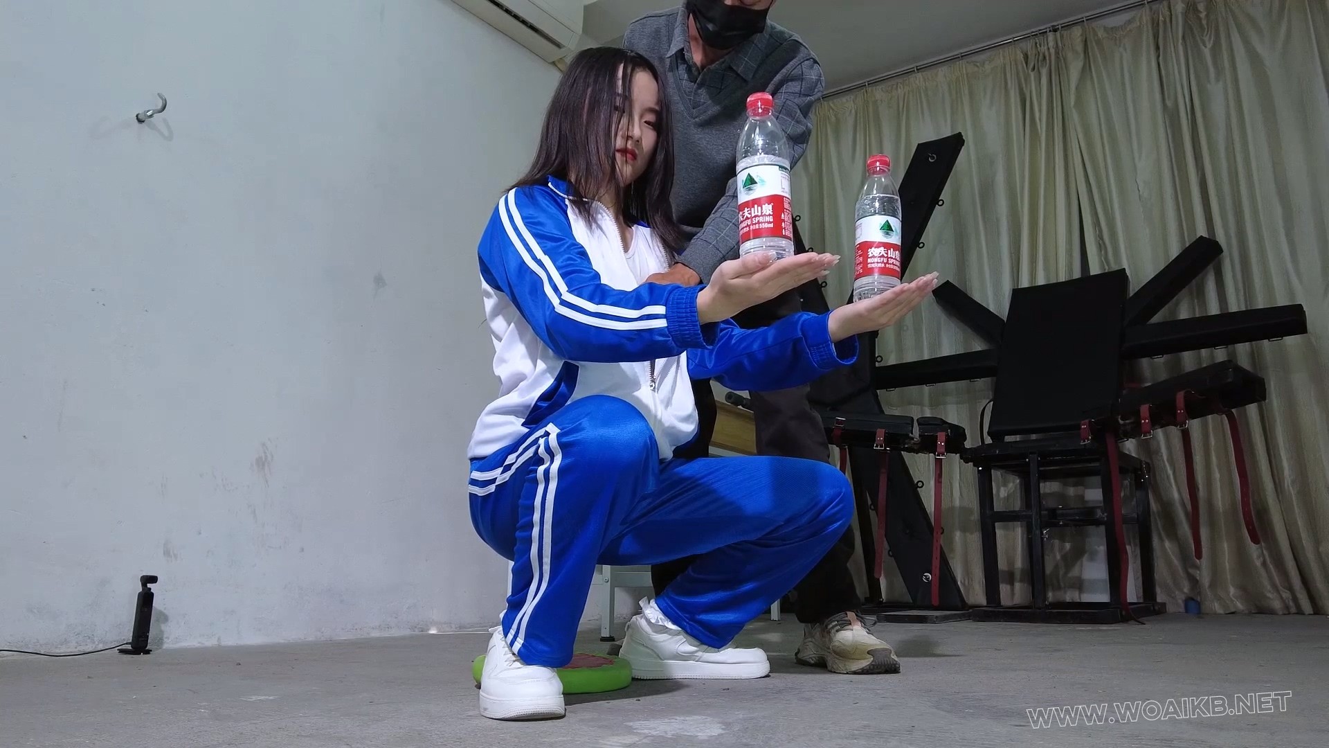 《犯错女学生》新人18岁在校生芳芳初尝绳艺玩具老师教训不听话的女学生！坐木马尖 预览图