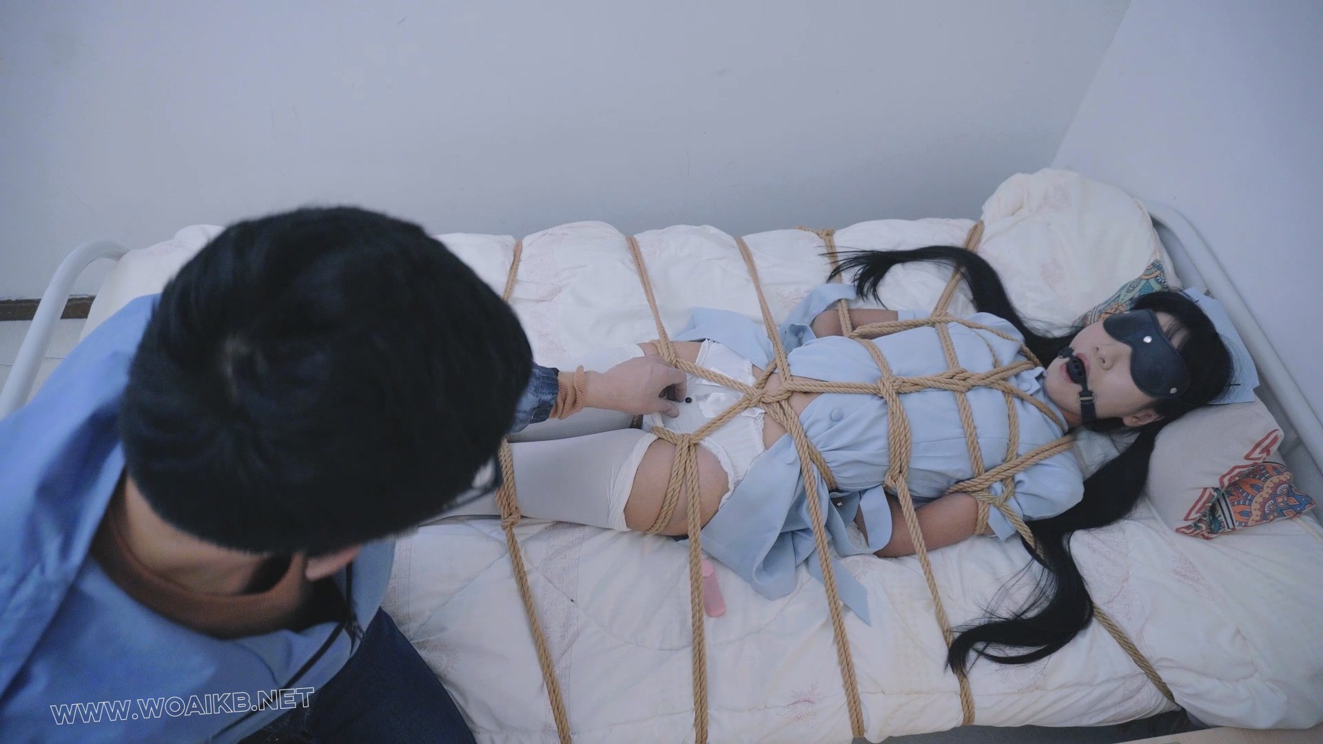 白丝小护士捆绑调教 预览图