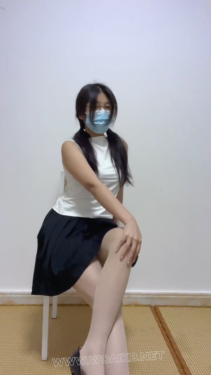 【佳怡】定拍 第一视角 无袖 热裤 穿高跟鞋 丝袜特写 妖媚的姿势 撅起屁股求调教 预览图