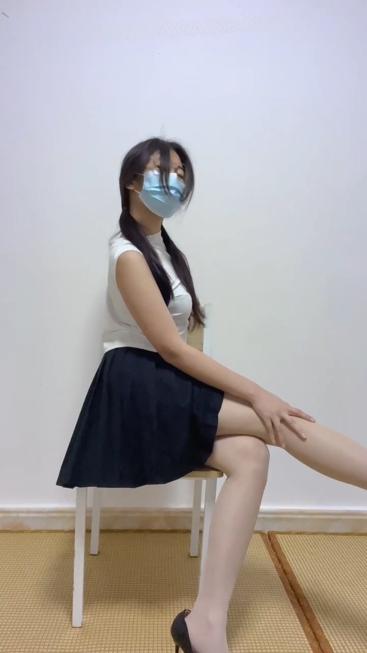 【佳怡】定拍 第一视角 无袖 热裤 穿高跟鞋 丝袜特写 妖媚的姿势 撅起屁股求调教 预览图