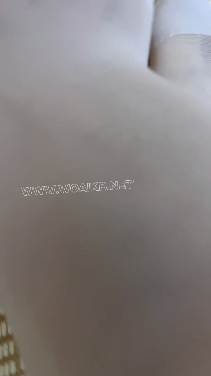 【佳怡】定拍 第一视角 无袖 热裤 穿高跟鞋 丝袜特写 妖媚的姿势 撅起屁股求调教 预览图