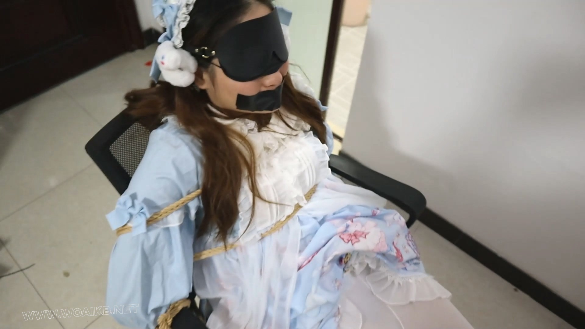 暴虐调教可爱lo娘玥 刚穿好可爱的小lo裙就问道，哥哥见到这么可爱的小玥，哥哥问小 预览图
