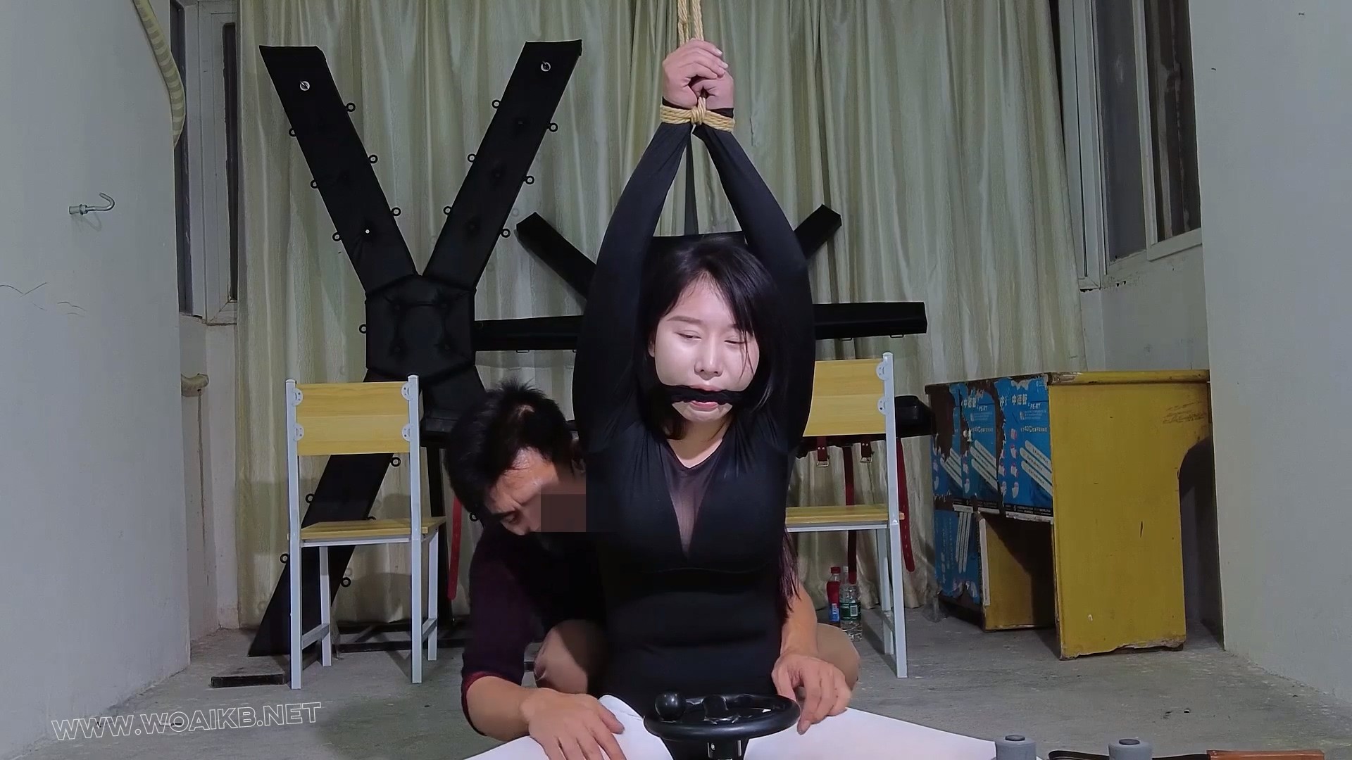 《舞蹈生一字马开腿特训》舞蹈生娜娜被老师强制一字马开腿疼到嗷嗷叫！黑丝勒嘴并 预览图