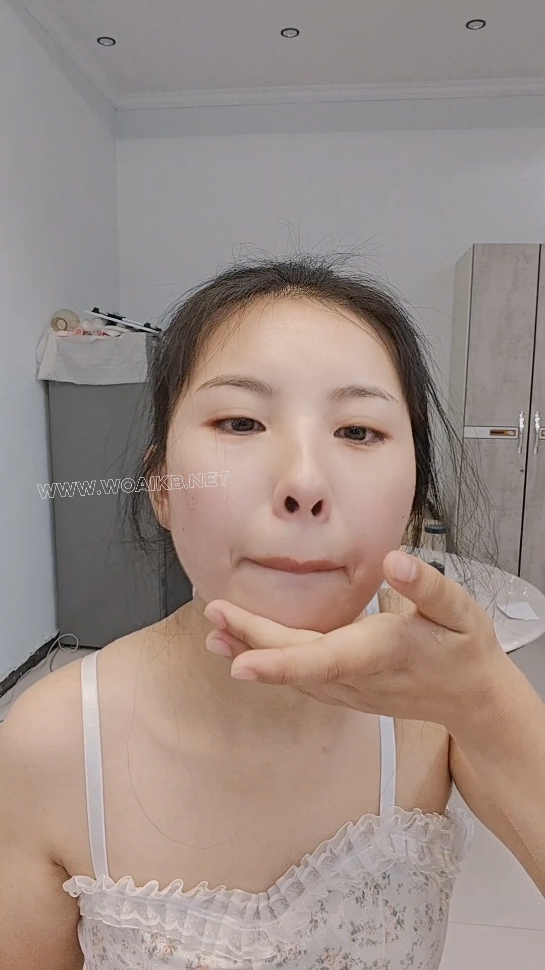 堵嘴高c 吊带 小皮裙 肉丝 小姐姐 不断尝一成条丝袜堵嘴，期间干呕不断 依旧坚持 预览图
