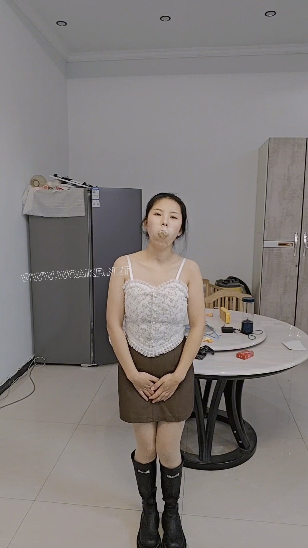 堵嘴高c 吊带 小皮裙 肉丝 小姐姐 不断尝一成条丝袜堵嘴，期间干呕不断 依旧坚持 预览图
