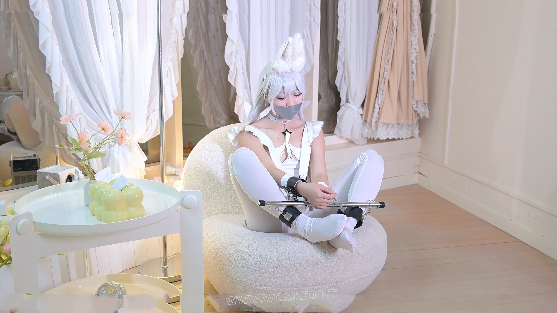 cosplay 调教可爱白兔 ，主人不在家偷偷玩玩具，白丝美腿，主人突然回家被抓现行， 预览图