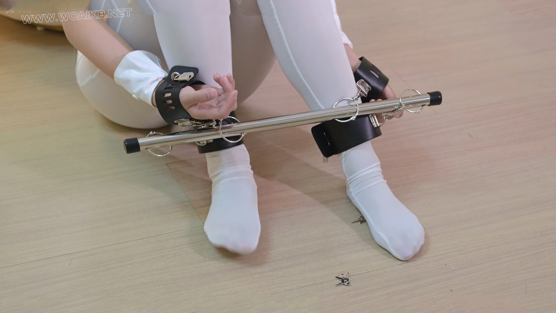cosplay 调教可爱白兔 ，主人不在家偷偷玩玩具，白丝美腿，主人突然回家被抓现行， 预览图