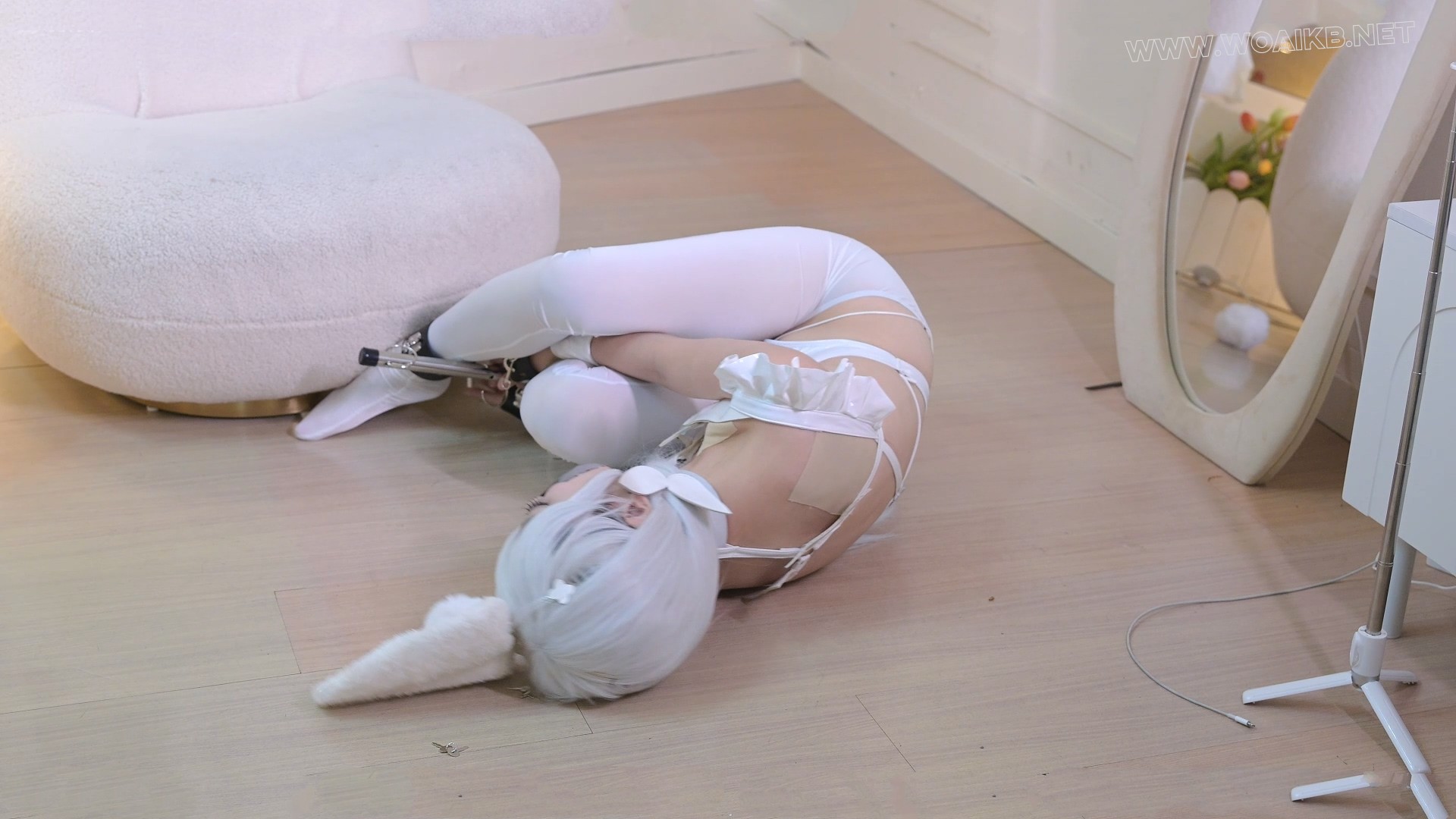 cosplay 调教可爱白兔 ，主人不在家偷偷玩玩具，白丝美腿，主人突然回家被抓现行， 预览图