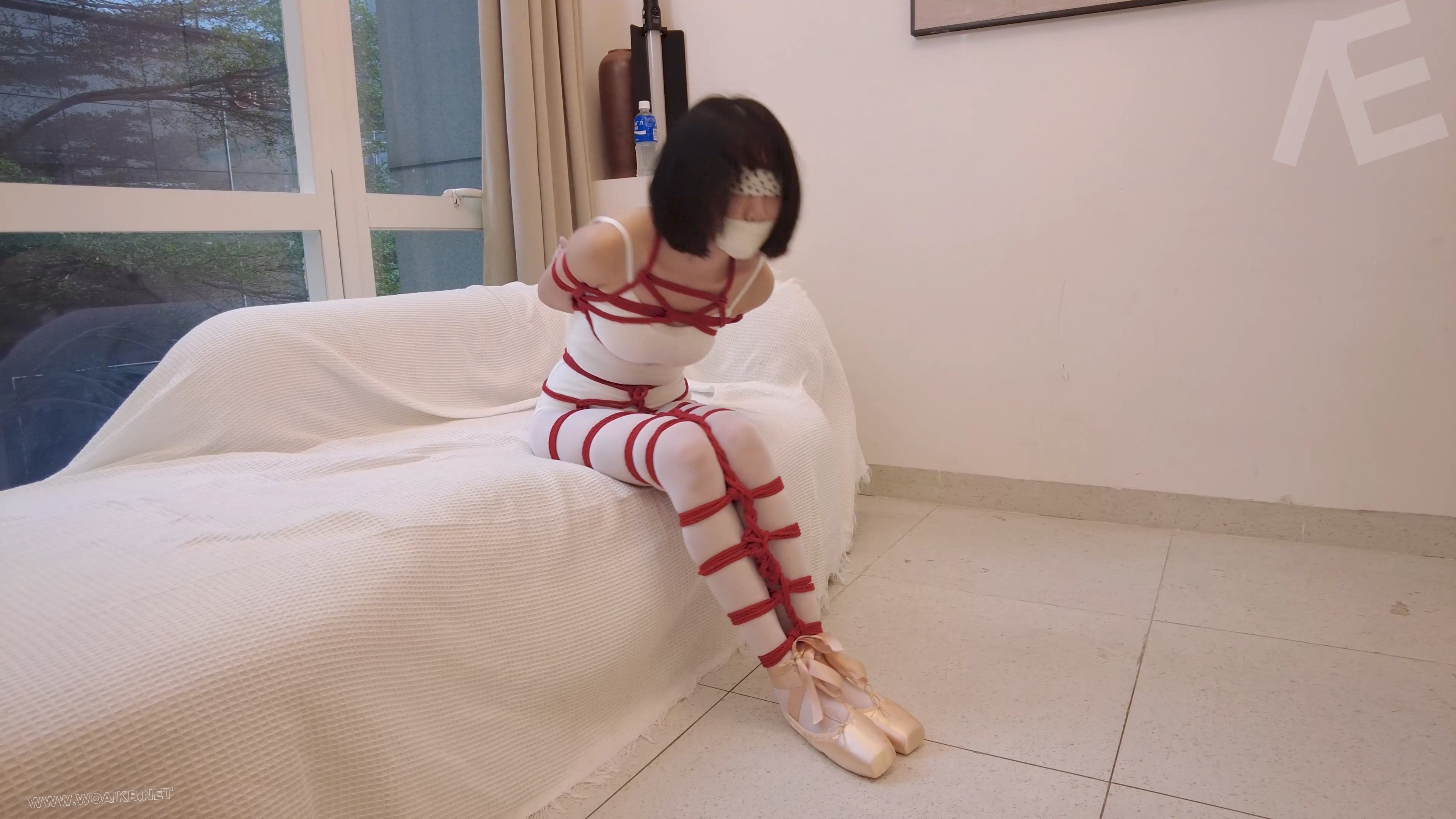 新人白丝舞蹈服，舞蹈鞋，勒出缝的股绳，高片足半吊，赛小玩具罚站，布条蒙眼勒嘴 预览图