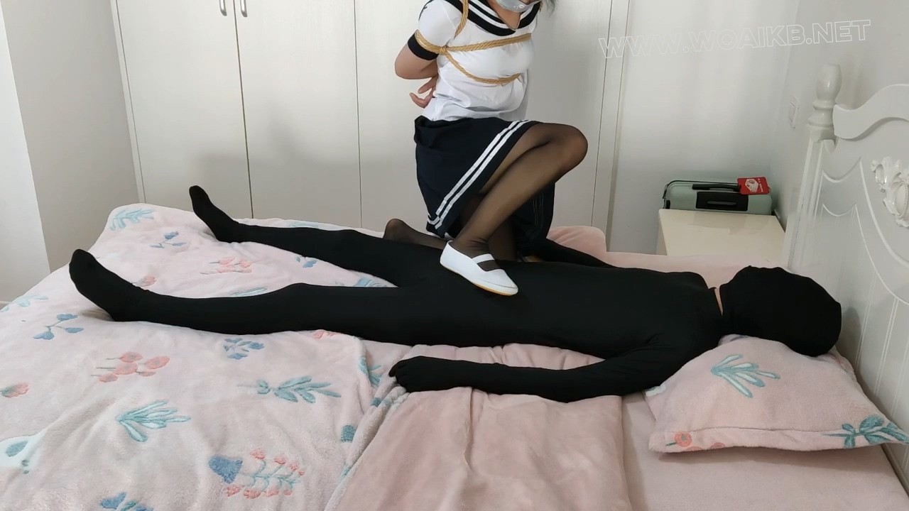 【神秘的黑衣人】臭脚妹妹年度作品来袭！黑丝JK+白一带+勒脖+开脚缚+踩脚折磨+棒棒 预览图