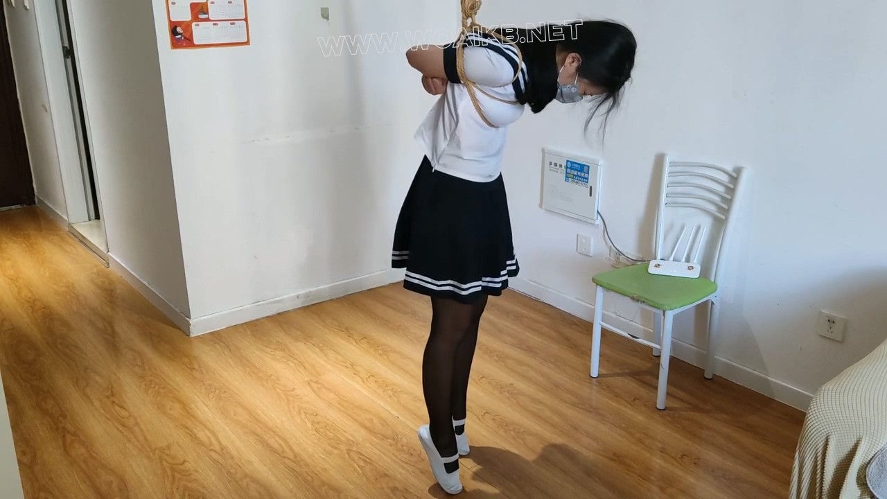【神秘的黑衣人】臭脚妹妹年度作品来袭！黑丝JK+白一带+勒脖+开脚缚+踩脚折磨+棒棒 预览图