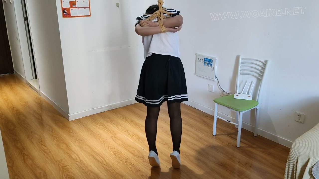 【神秘的黑衣人】臭脚妹妹年度作品来袭！黑丝JK+白一带+勒脖+开脚缚+踩脚折磨+棒棒 预览图