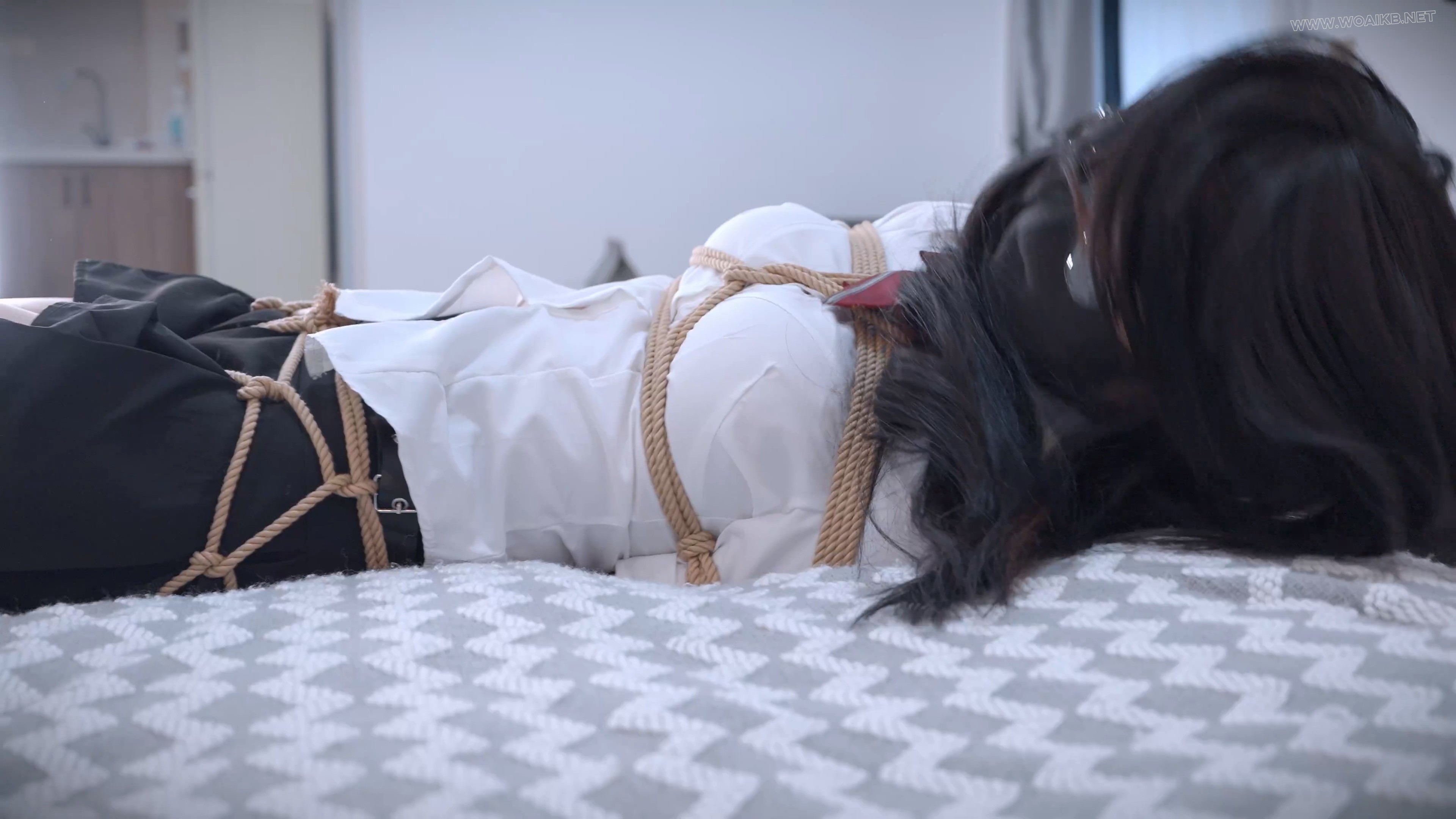 《My girl》jk眼镜妹妹浑身被麻绳紧缚，股绳捆绑三角区、丝袜堵住樱桃小嘴、胶带+ 预览图