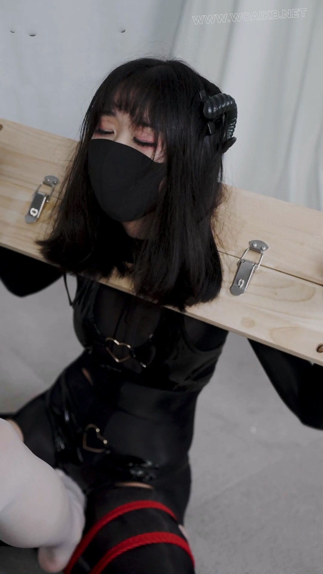 惩戒魅魔2下集 修女化身冷艳女S 重枷，强制侍奉 袭胸 踩踏 脚交 鞭打 百合调教 痴 预览图