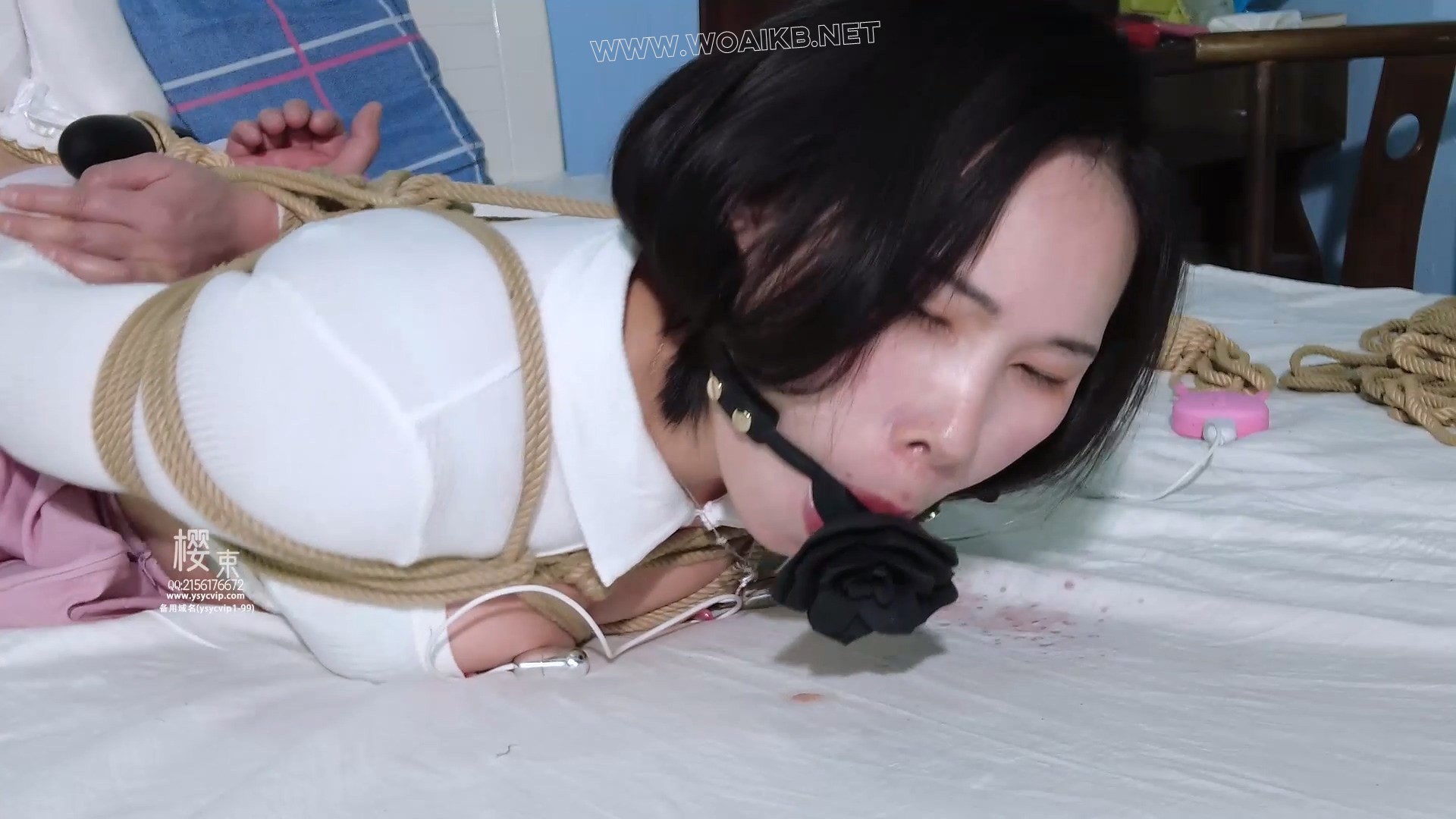 《女孩间的解缚赌约》周末同学相聚两女无聊来了个捆绑解缚赌约！梦瑶被雪妮驷马捆 预览图
