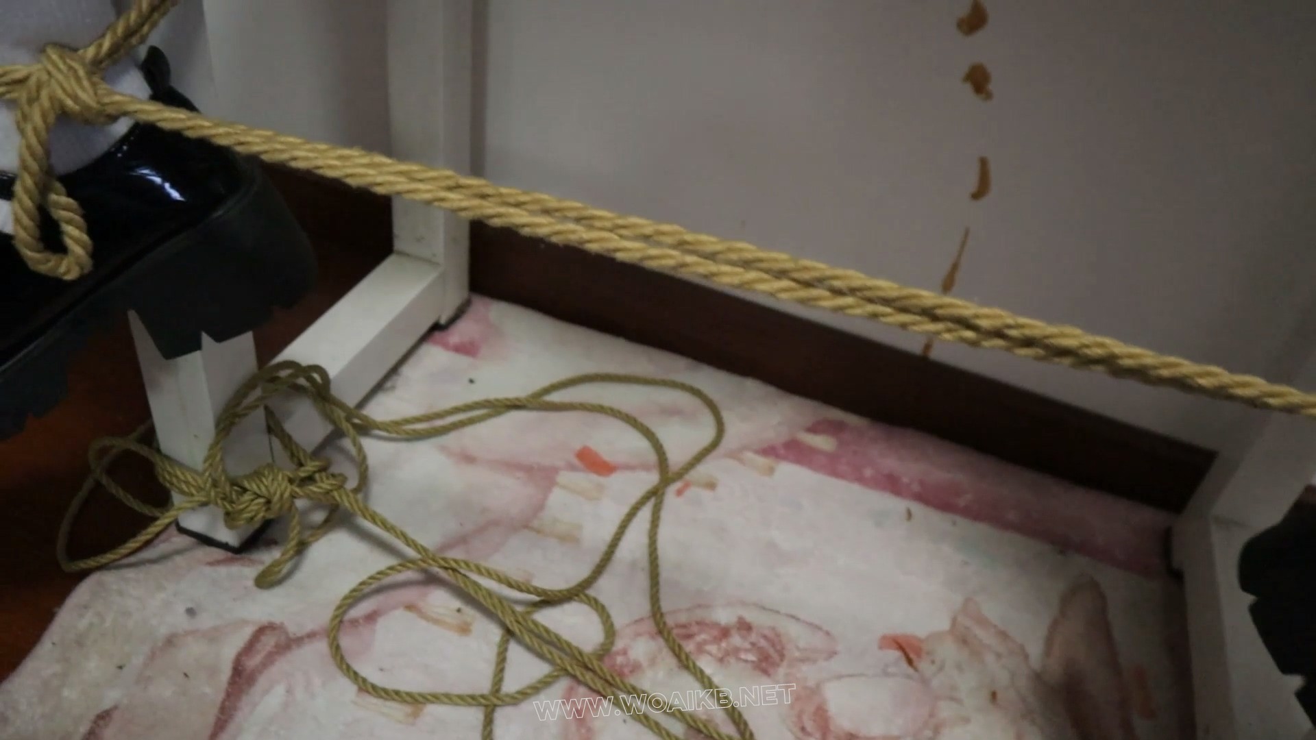 紫水手服的少女被死死绑在桌子上，双脚被绑在桌子腿上，在玩具和马鞭的双重打击下 预览图