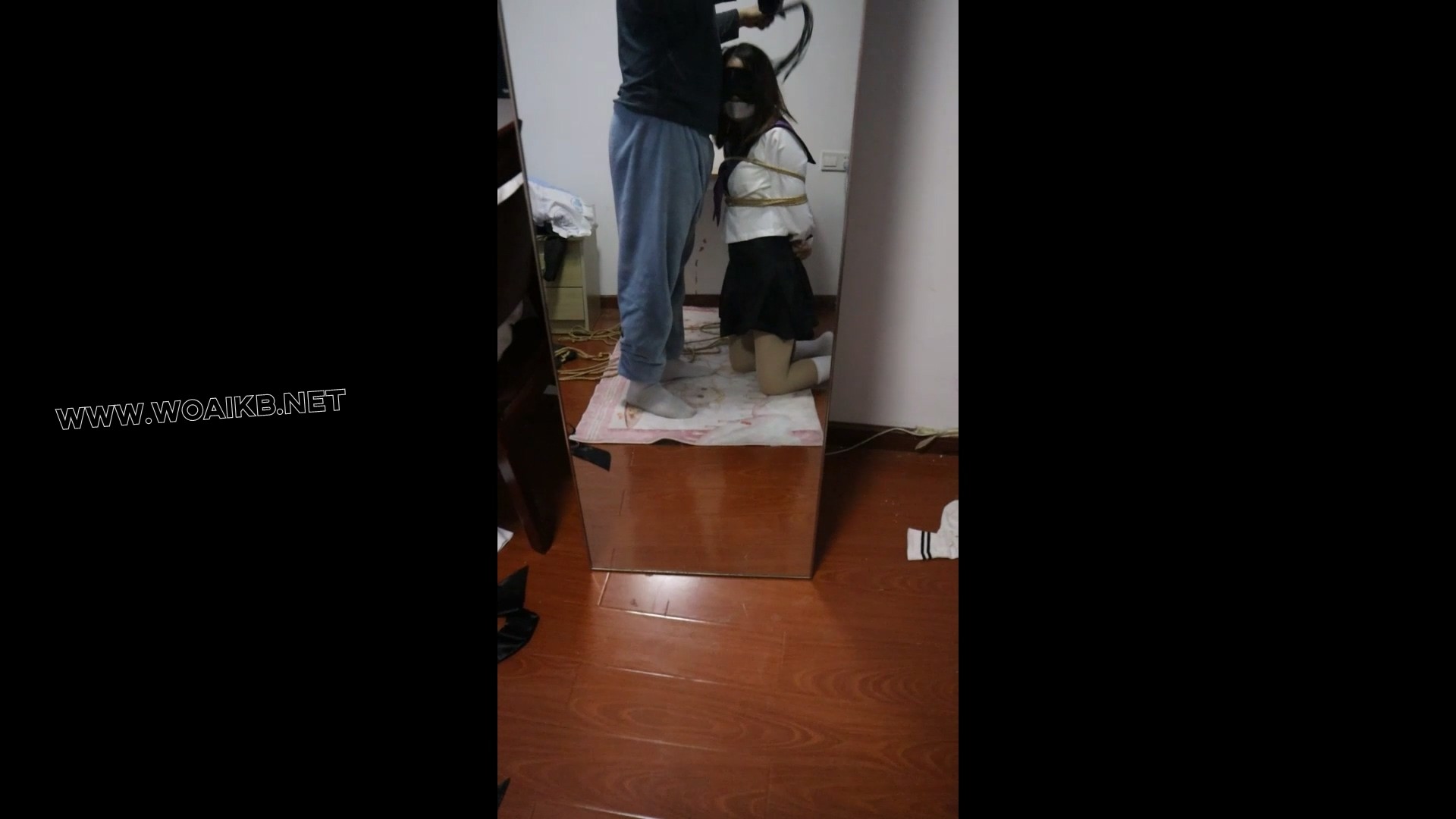 紫水手服的少女被死死绑在桌子上，双脚被绑在桌子腿上，在玩具和马鞭的双重打击下 预览图