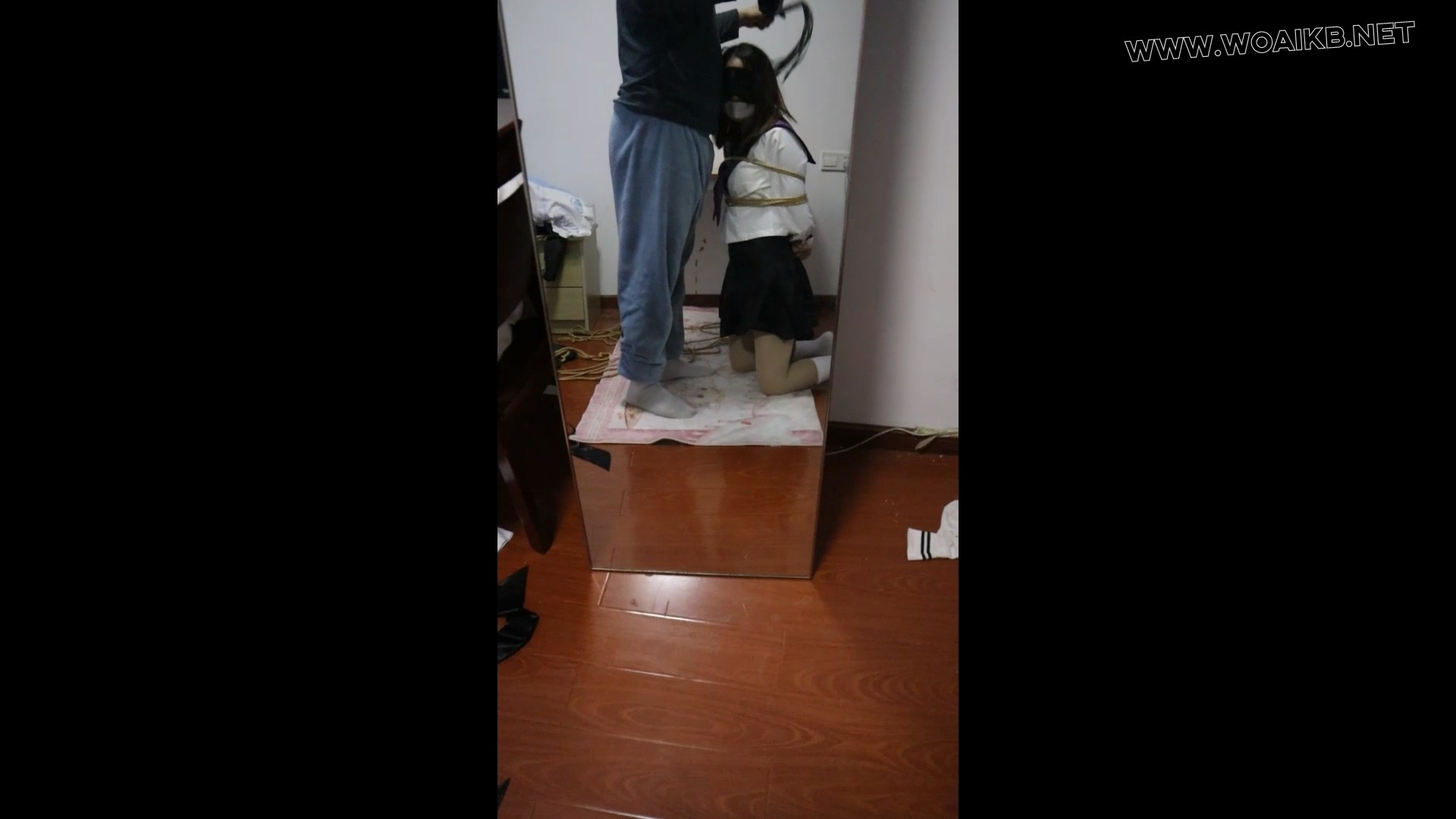 紫水手服的少女被死死绑在桌子上，双脚被绑在桌子腿上，在玩具和马鞭的双重打击下 预览图