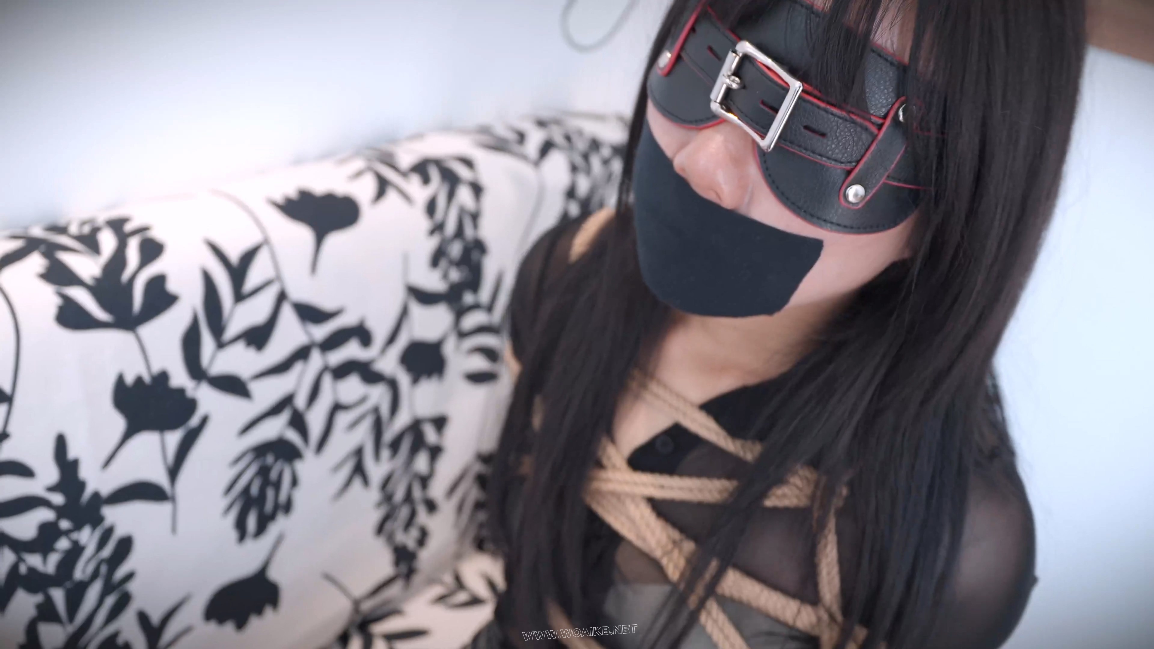 《绳奴养成计划》把我“绑得越紧越好”！皮裙、长靴、网纱衣，肉感十足，分开肉丝 预览图