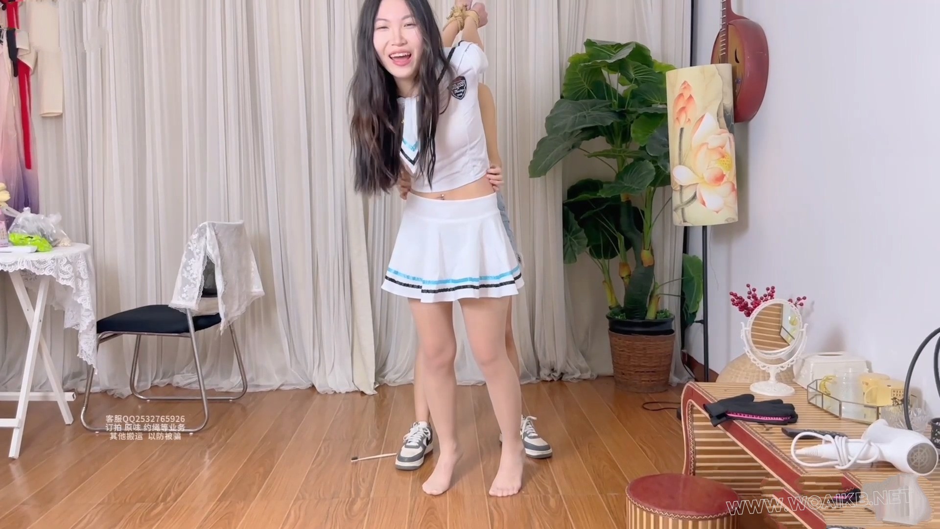 TK爱好者福音～后手吊缚垫脚TK～高跟鞋放豆子单腿吊缚疯狂TK挠脚心TK腋下撸猫手套 预览图