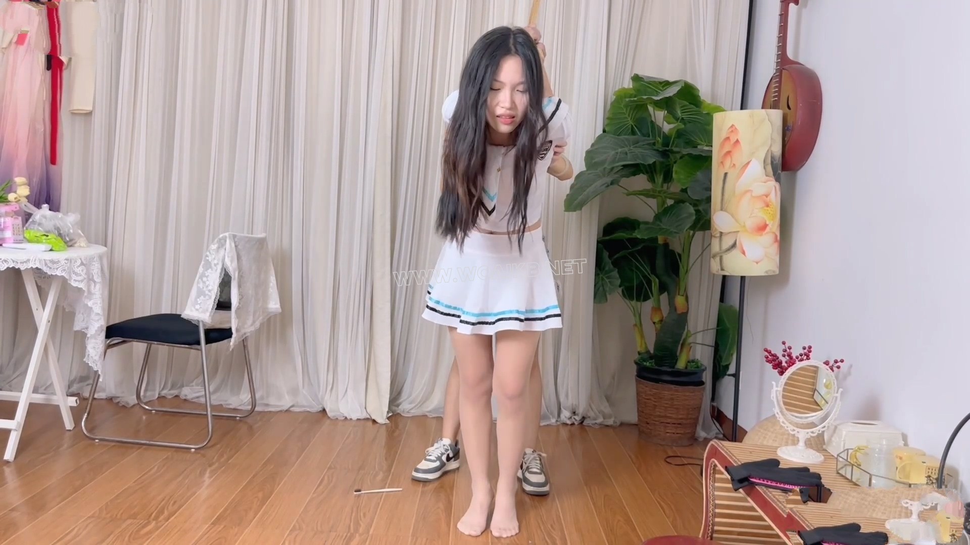 TK爱好者福音～后手吊缚垫脚TK～高跟鞋放豆子单腿吊缚疯狂TK挠脚心TK腋下撸猫手套 预览图