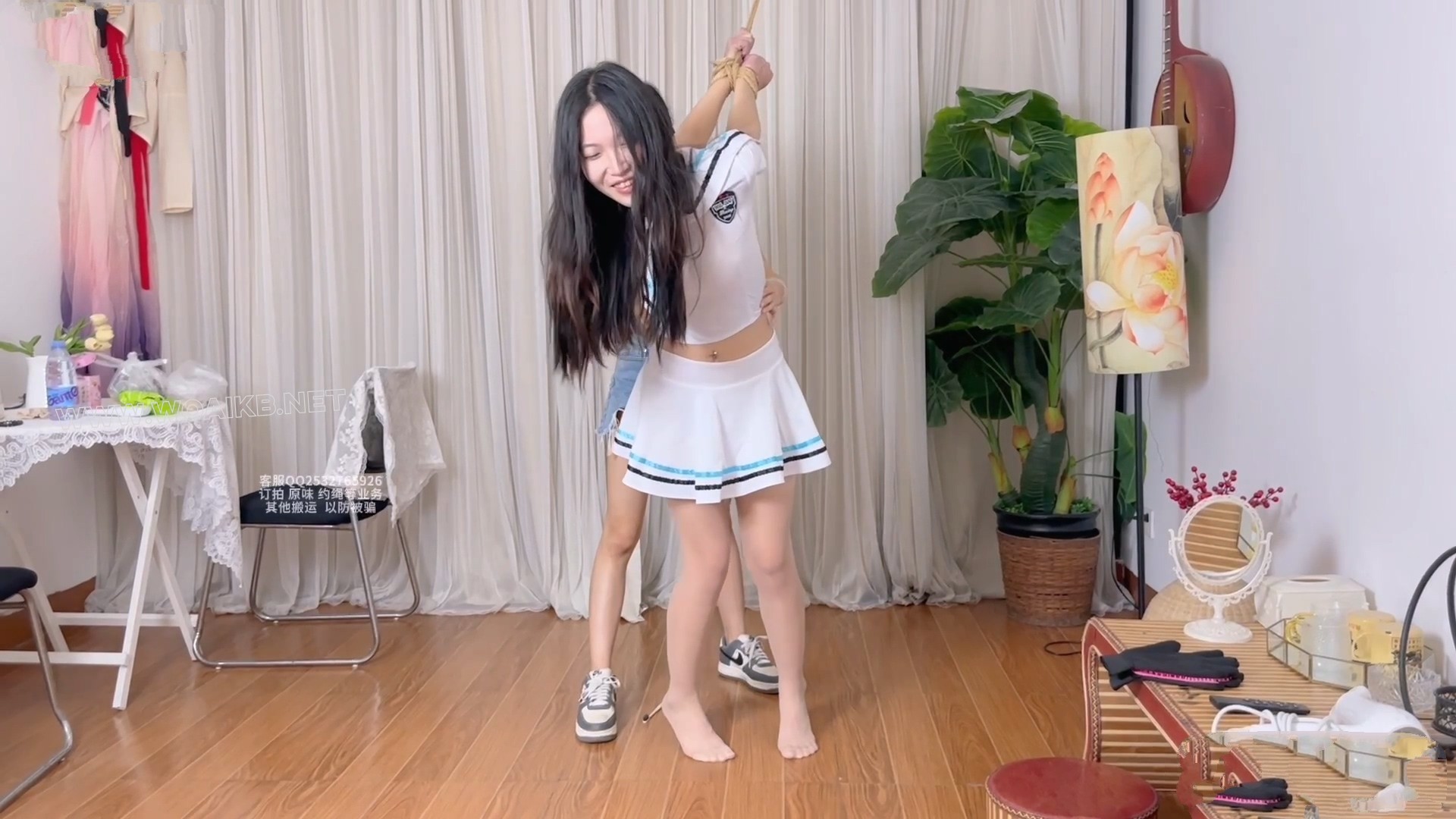 TK爱好者福音～后手吊缚垫脚TK～高跟鞋放豆子单腿吊缚疯狂TK挠脚心TK腋下撸猫手套 预览图