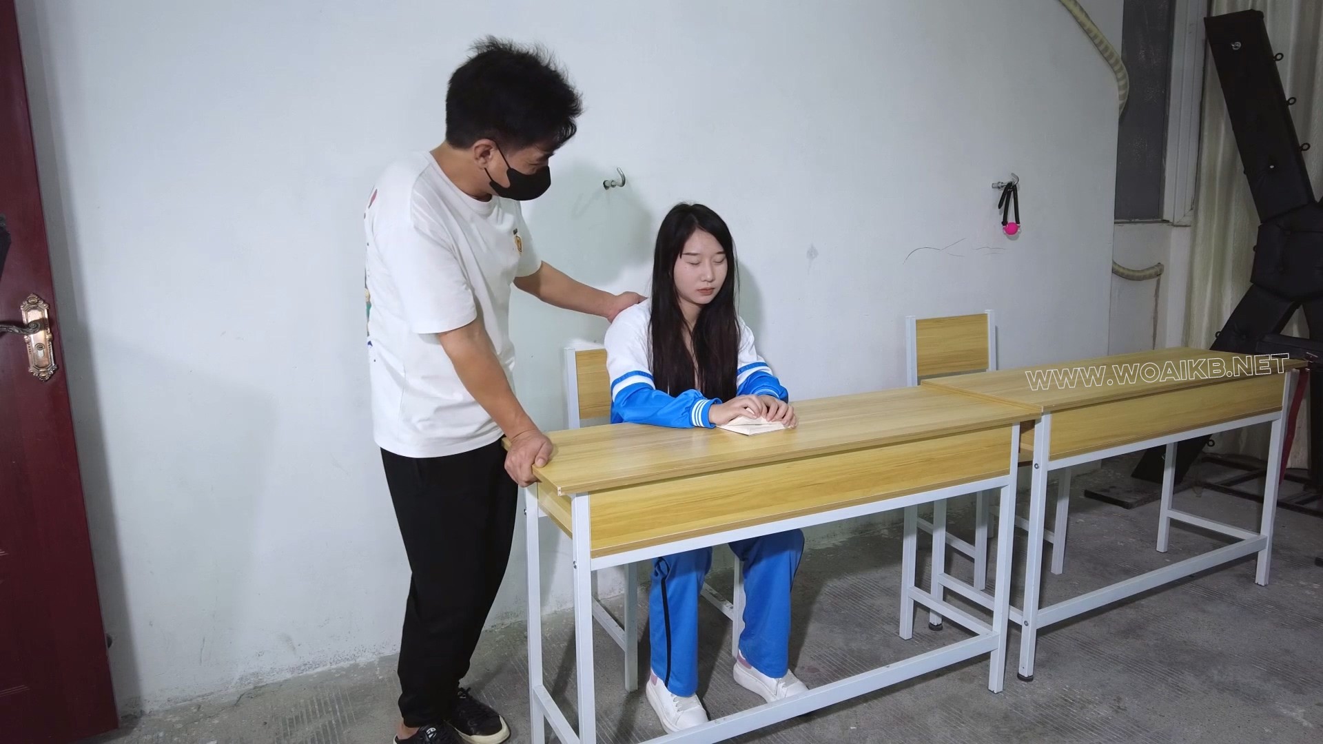 《学生课桌上一字马惩罚》漂亮学生妮娜被社会上的混混盯上教室里威胁强迫她课桌上 预览图