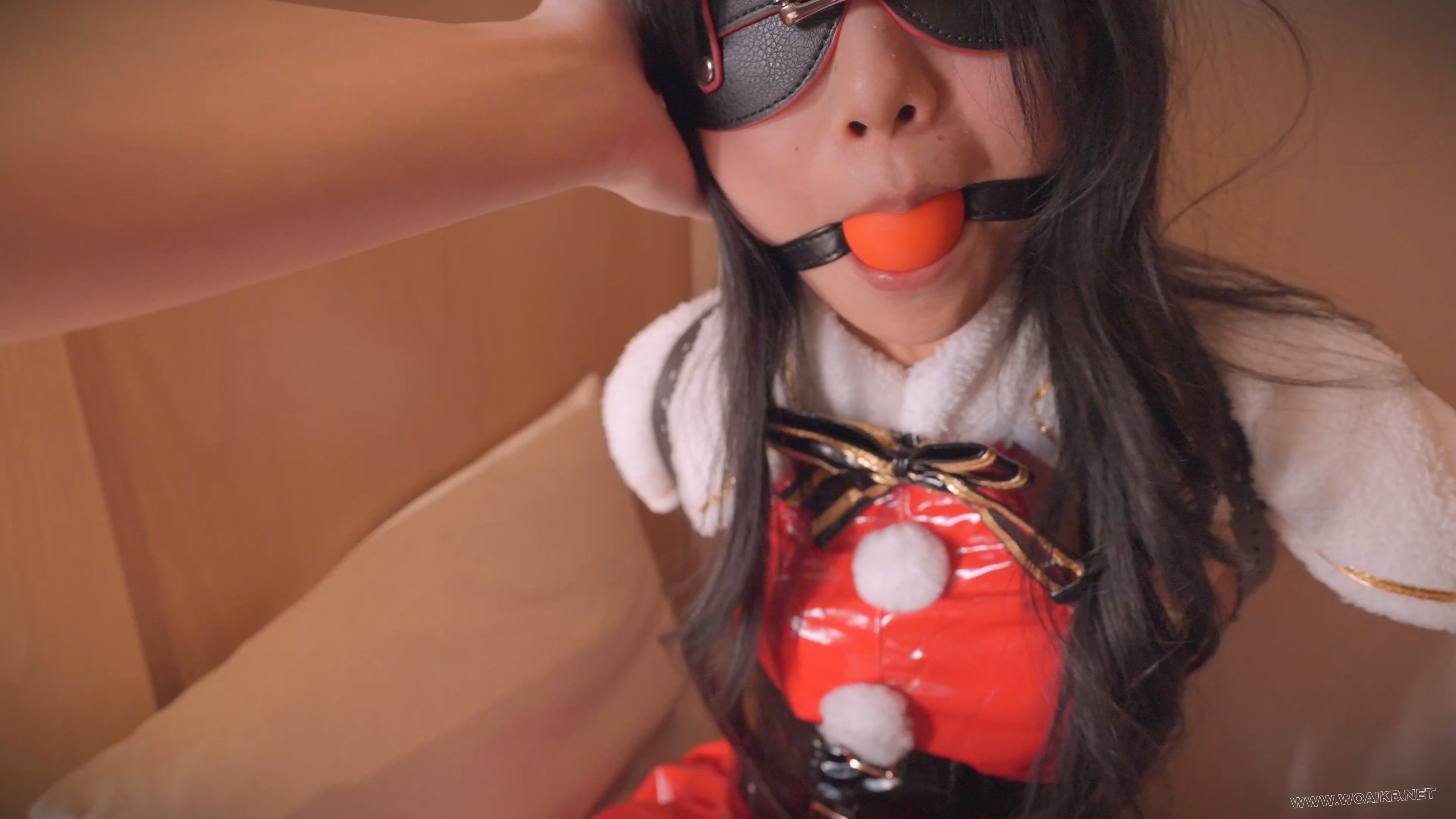 《女友的圣诞惊喜2》（男友视角）给闺蜜戴上口球、单手套束缚、皮带绑双腿、关衣柜 预览图