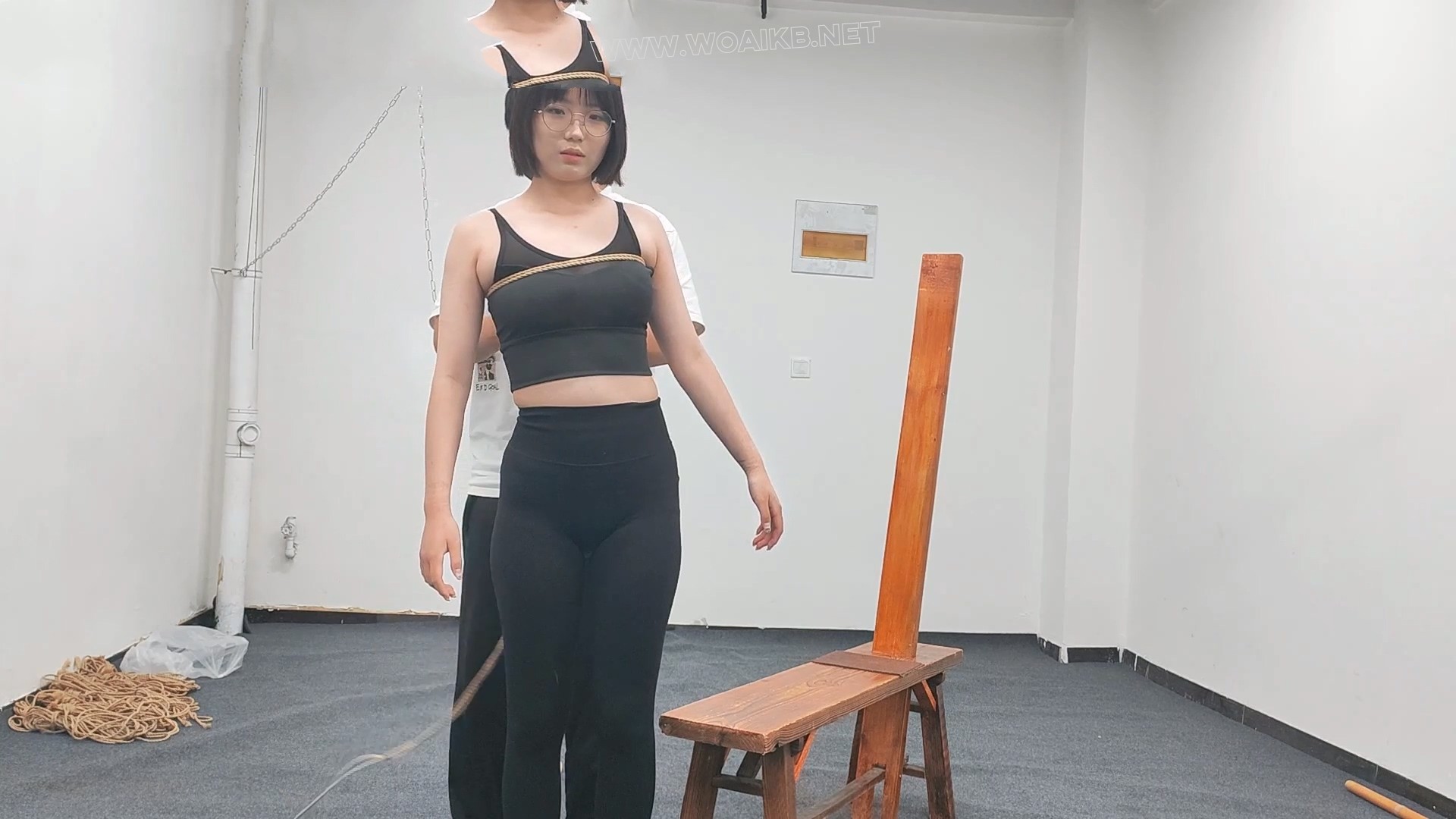 18岁女高小北来工作室定拍男绳师，体验捆绑老虎凳，中间夹杂着散鞭调情，各种工具t 预览图