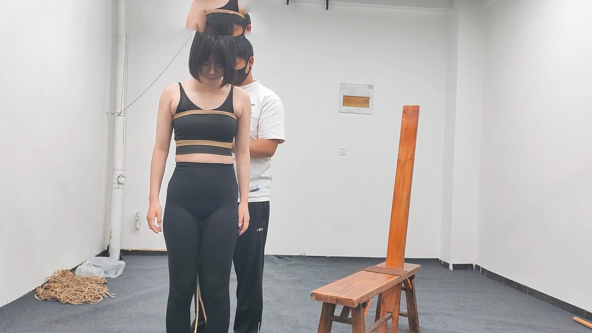 18岁女高小北来工作室定拍男绳师，体验捆绑老虎凳，中间夹杂着散鞭调情，各种工具t 预览图