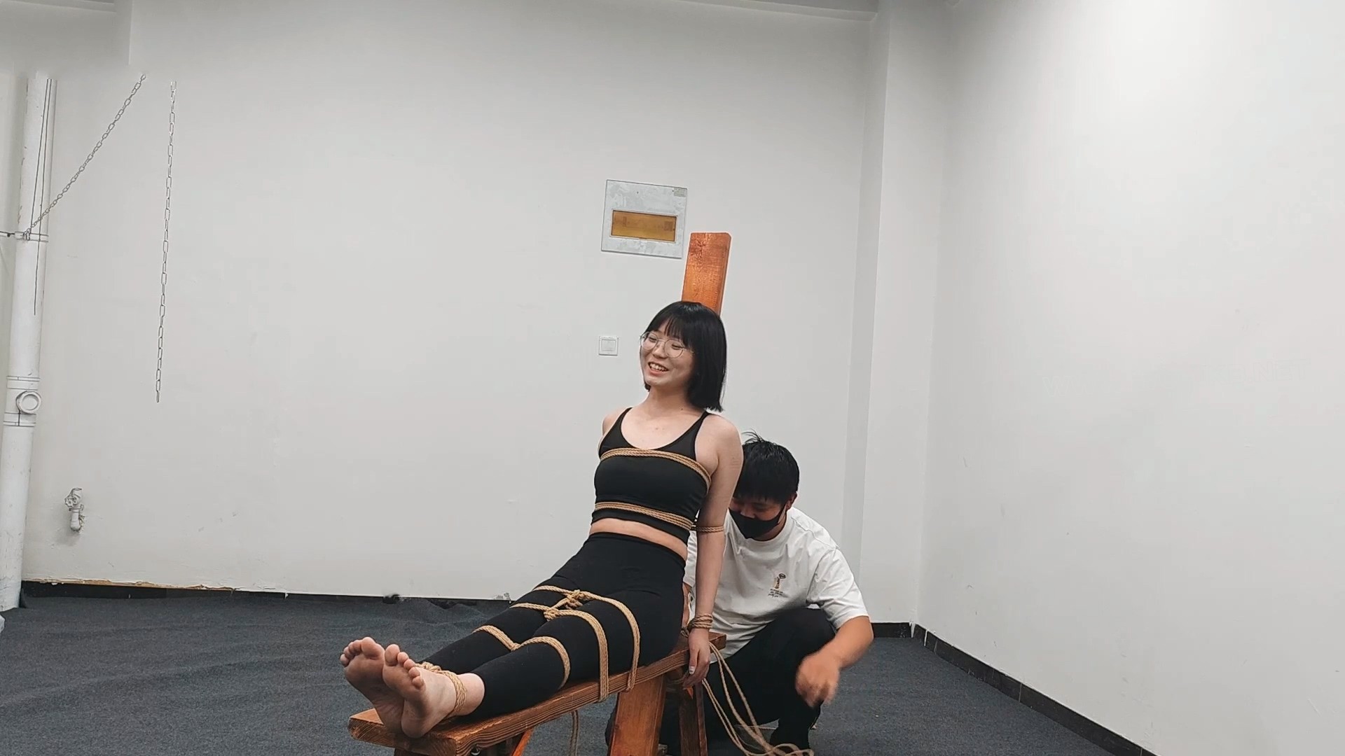 18岁女高小北来工作室定拍男绳师，体验捆绑老虎凳，中间夹杂着散鞭调情，各种工具t 预览图