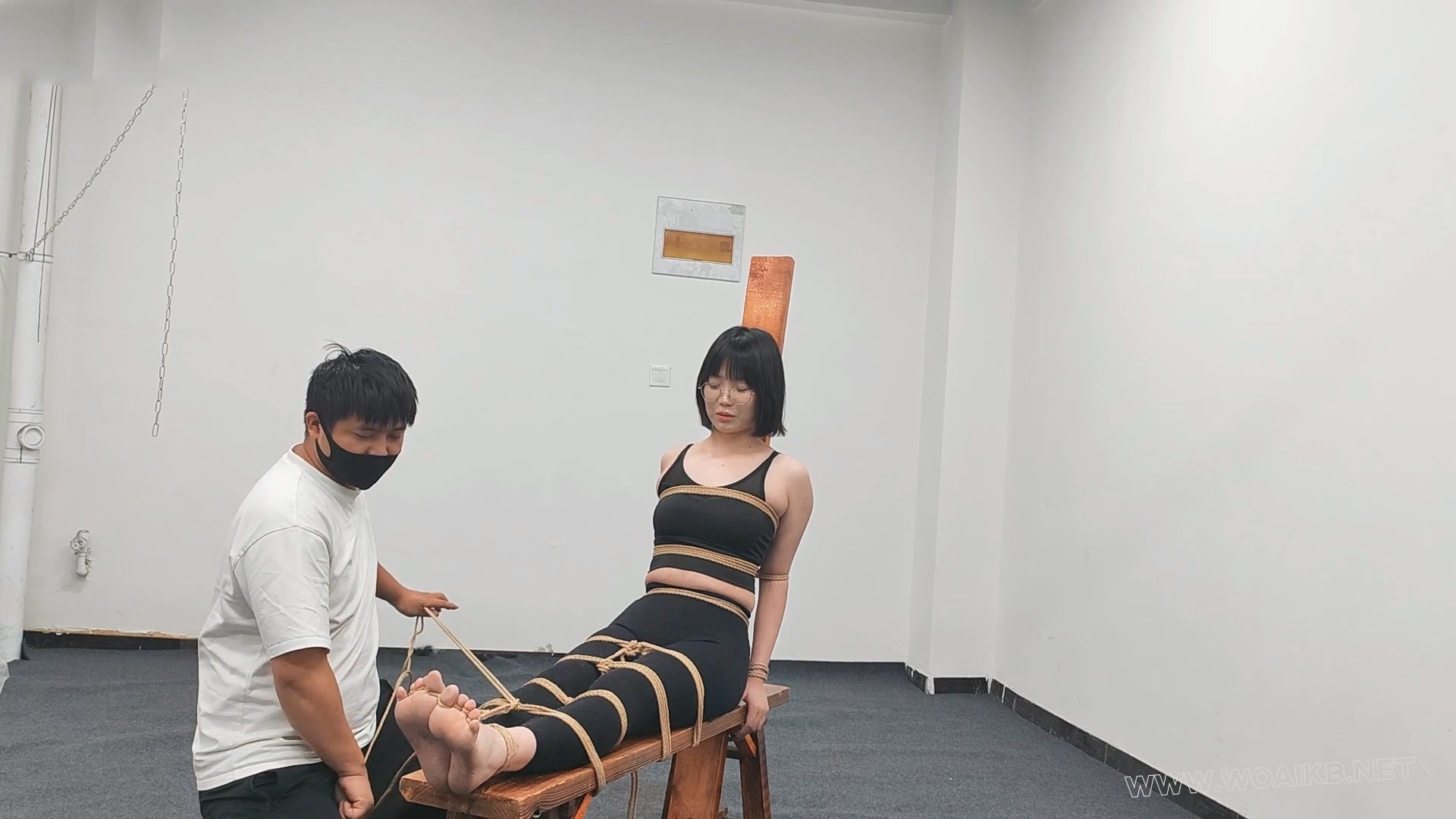 18岁女高小北来工作室定拍男绳师，体验捆绑老虎凳，中间夹杂着散鞭调情，各种工具t 预览图
