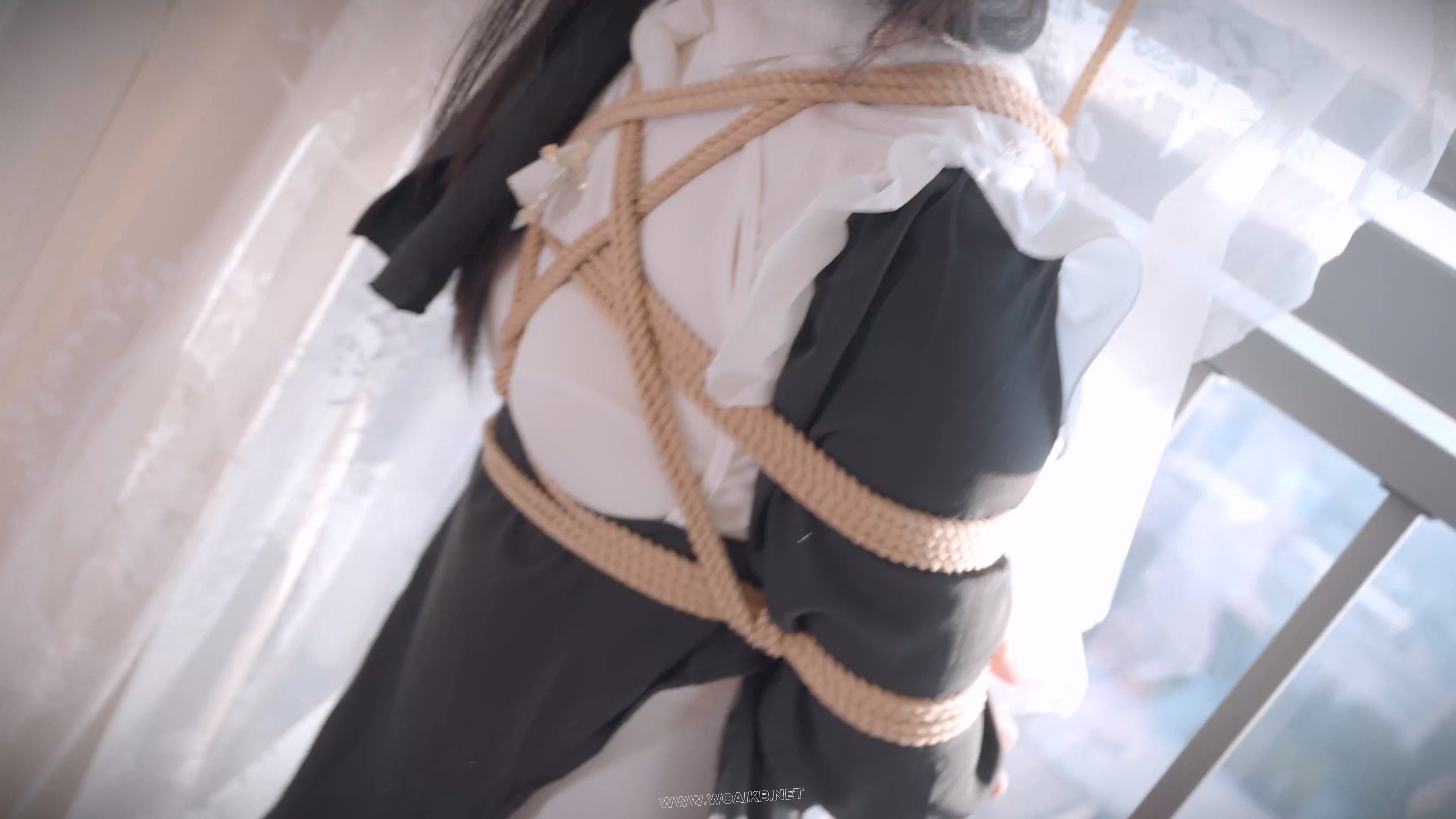 《惩罚堕落修女》黑丝修女，甘愿罚站，分腿固定捆绑，寸步难移，进退两难，只能原 预览图