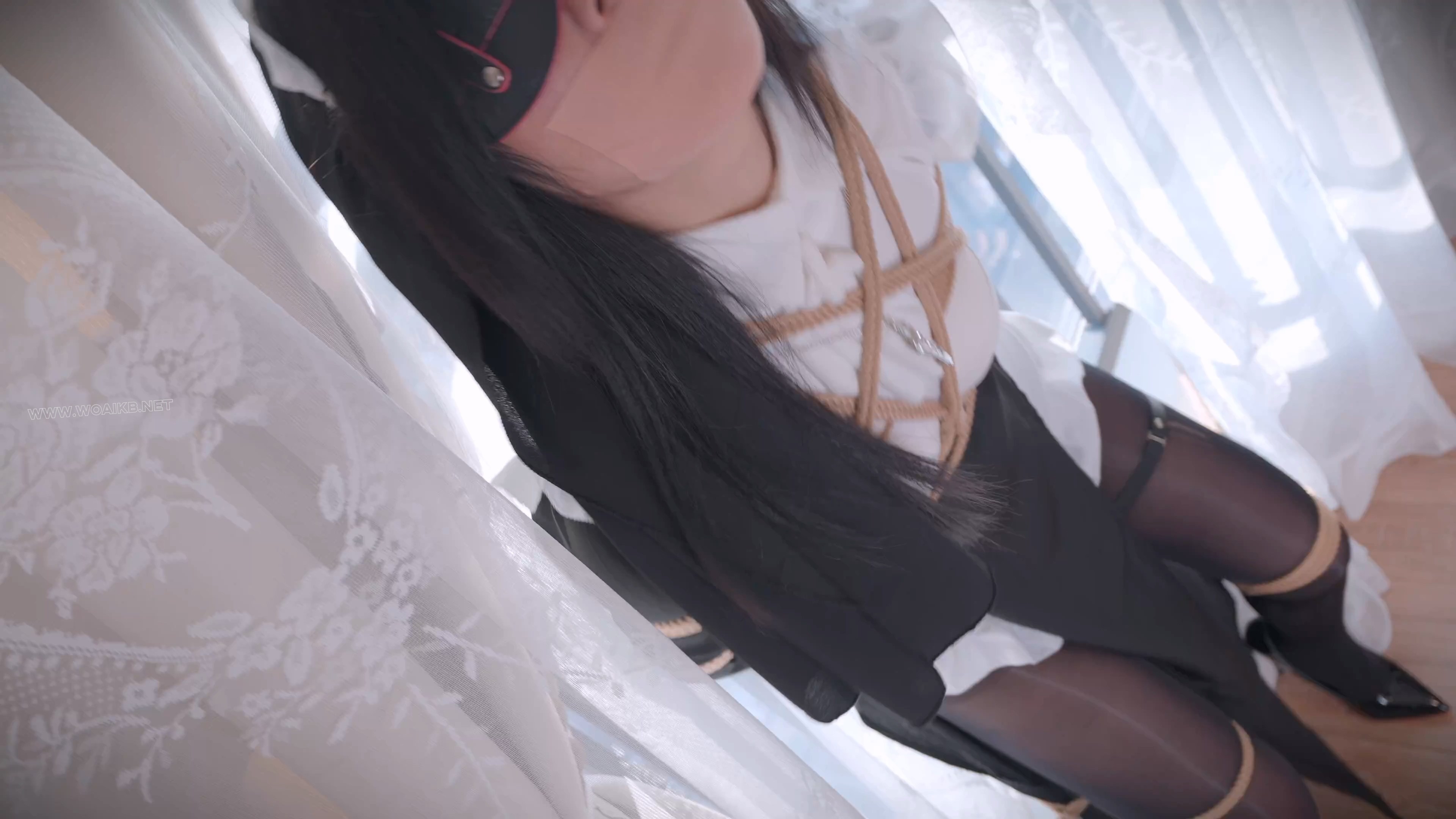 《惩罚堕落修女》黑丝修女，甘愿罚站，分腿固定捆绑，寸步难移，进退两难，只能原 封面图