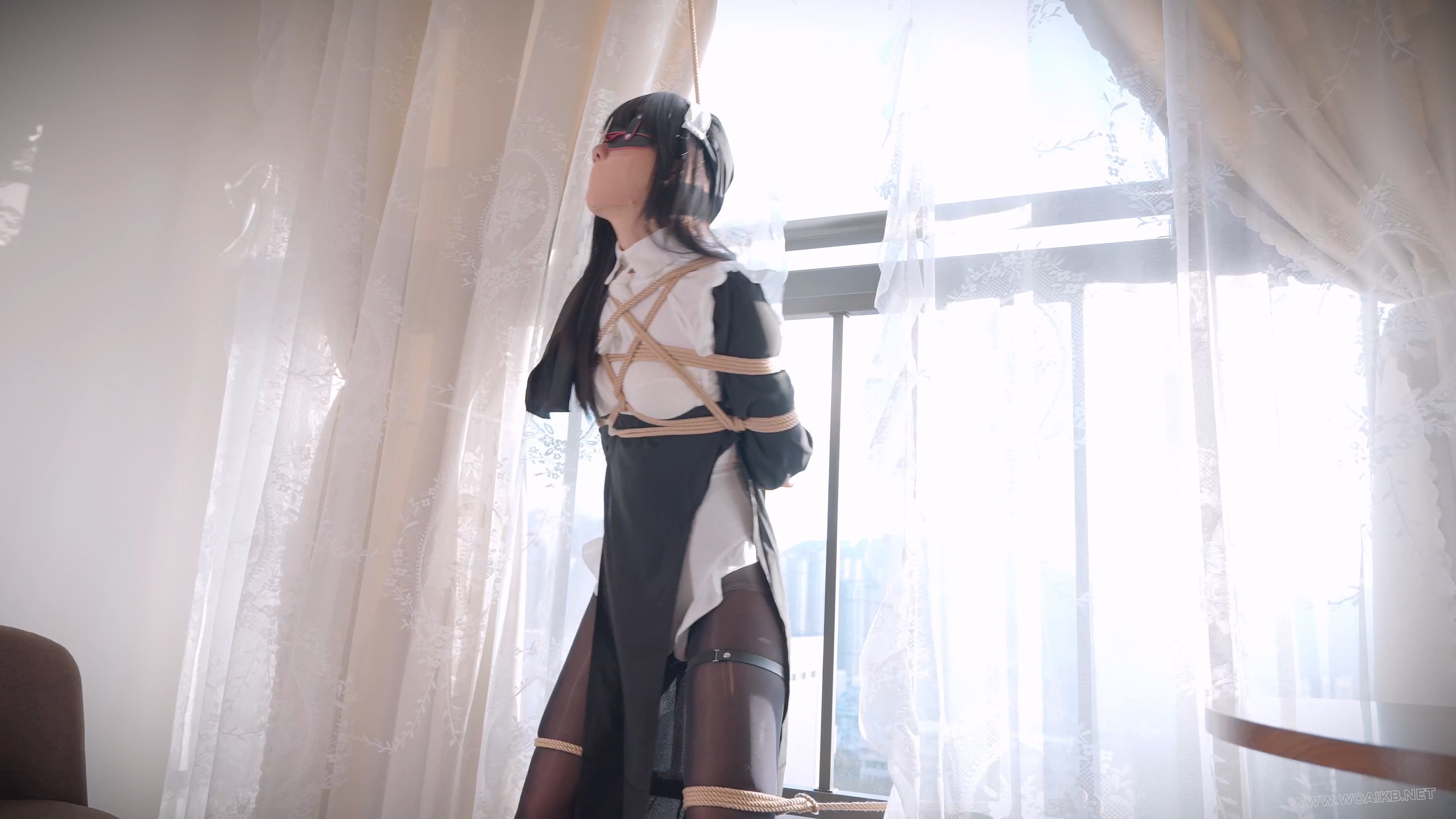 《惩罚堕落修女》黑丝修女，甘愿罚站，分腿固定捆绑，寸步难移，进退两难，只能原 预览图
