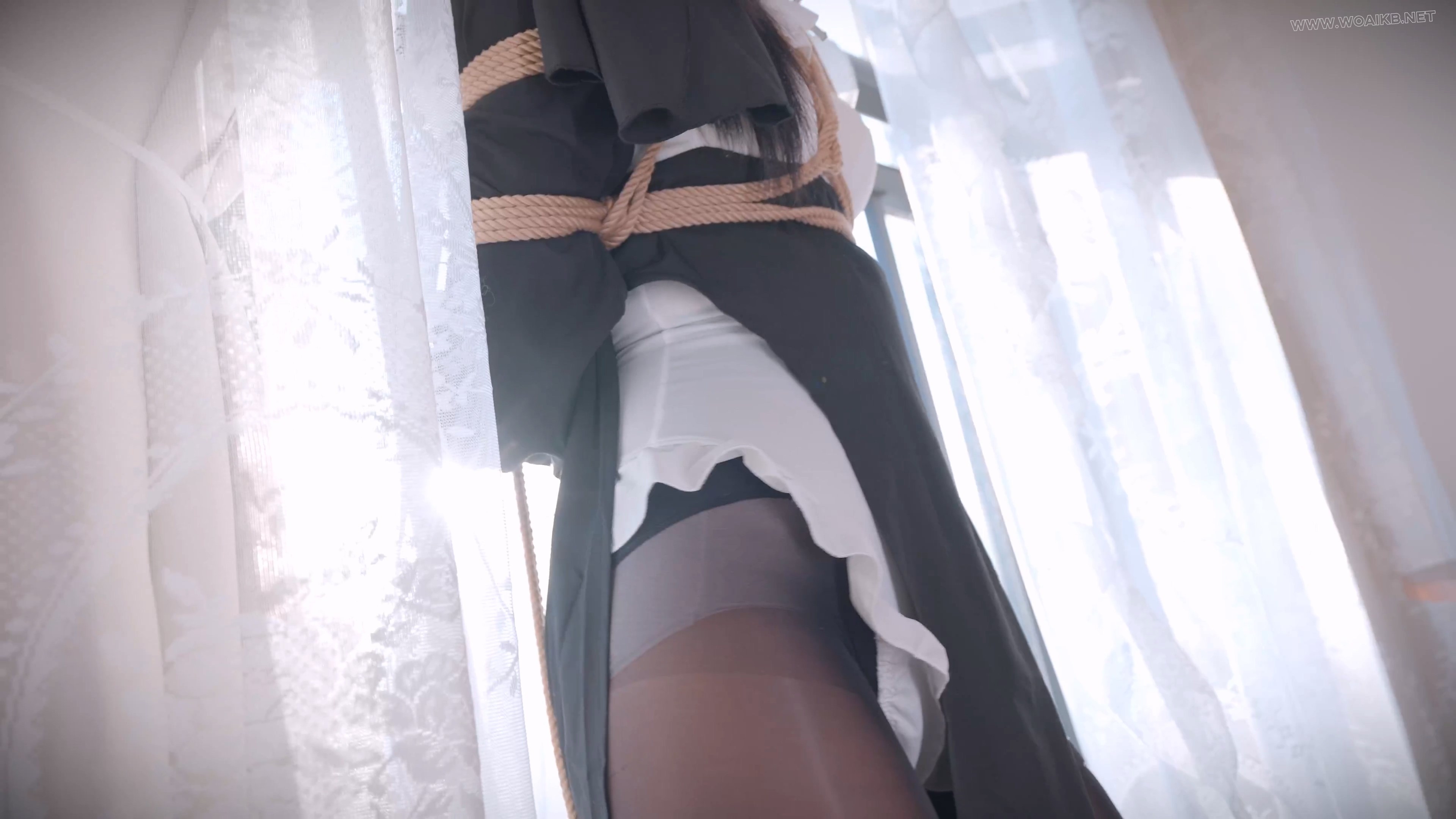 《惩罚堕落修女》黑丝修女，甘愿罚站，分腿固定捆绑，寸步难移，进退两难，只能原 预览图