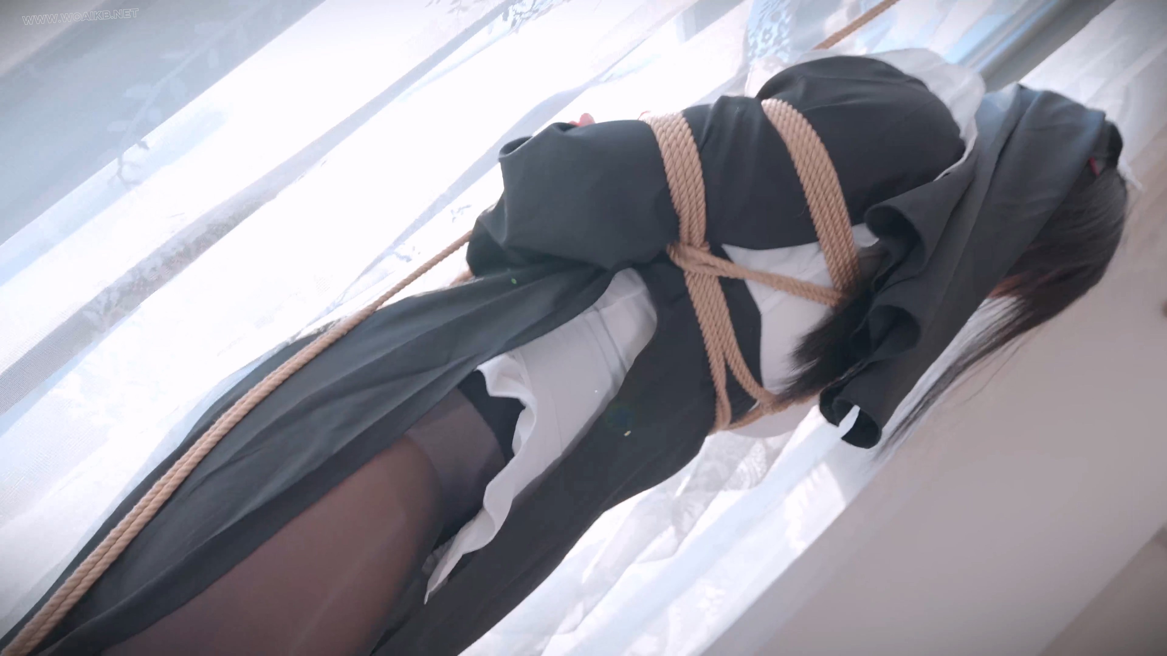 《惩罚堕落修女》黑丝修女，甘愿罚站，分腿固定捆绑，寸步难移，进退两难，只能原 预览图