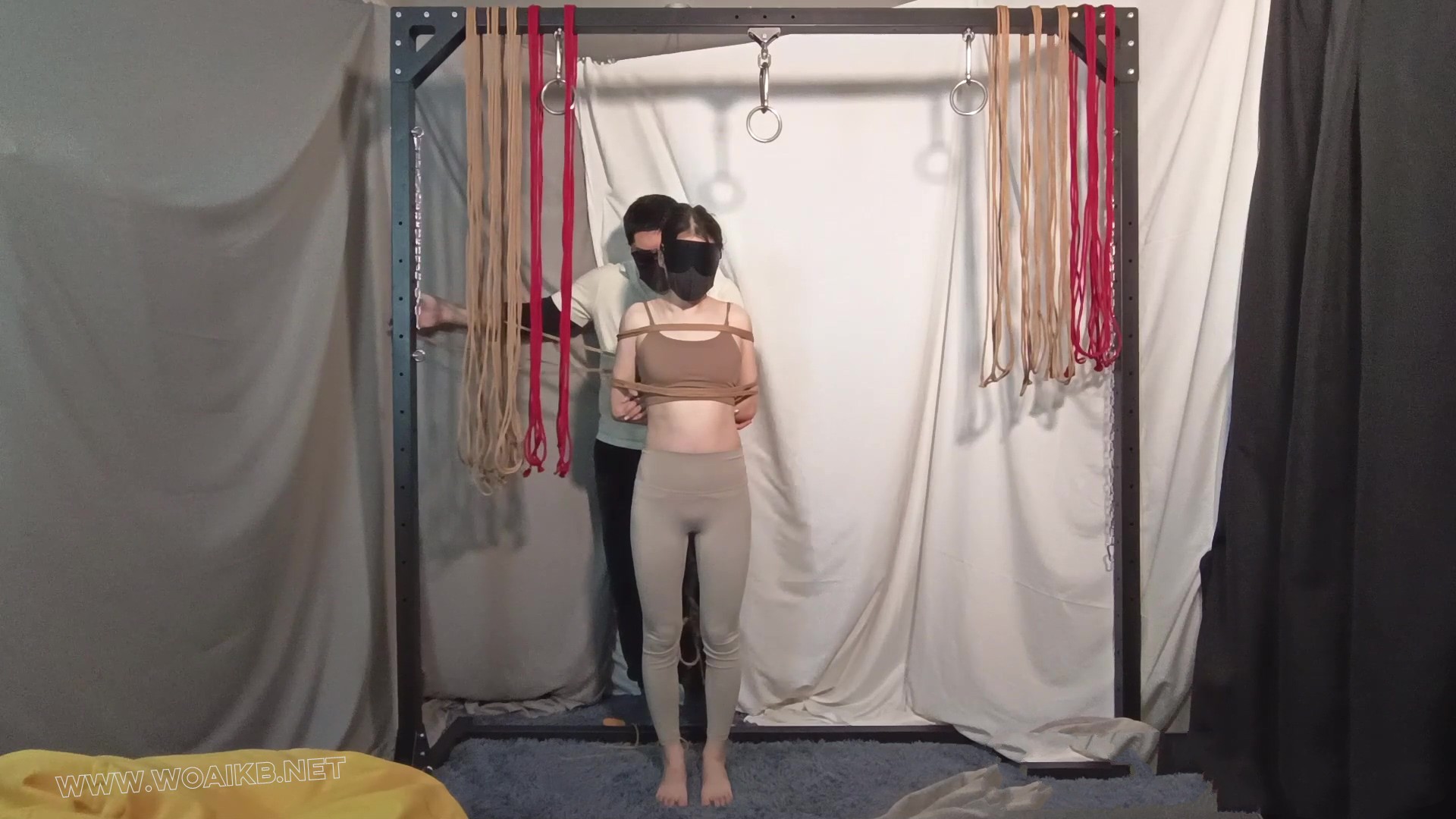 再度开发绳模云云瑜伽服+双腿吊缚从不屑到求饶 预览图