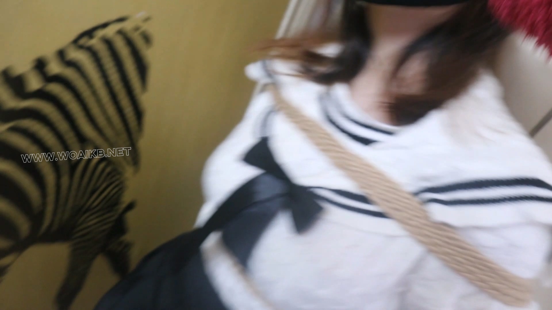 领玥运动鞋和长筒靴的超级结合的可爱少女玥，绑在柜子上的的捆绑虐待女孩，一边哭 预览图