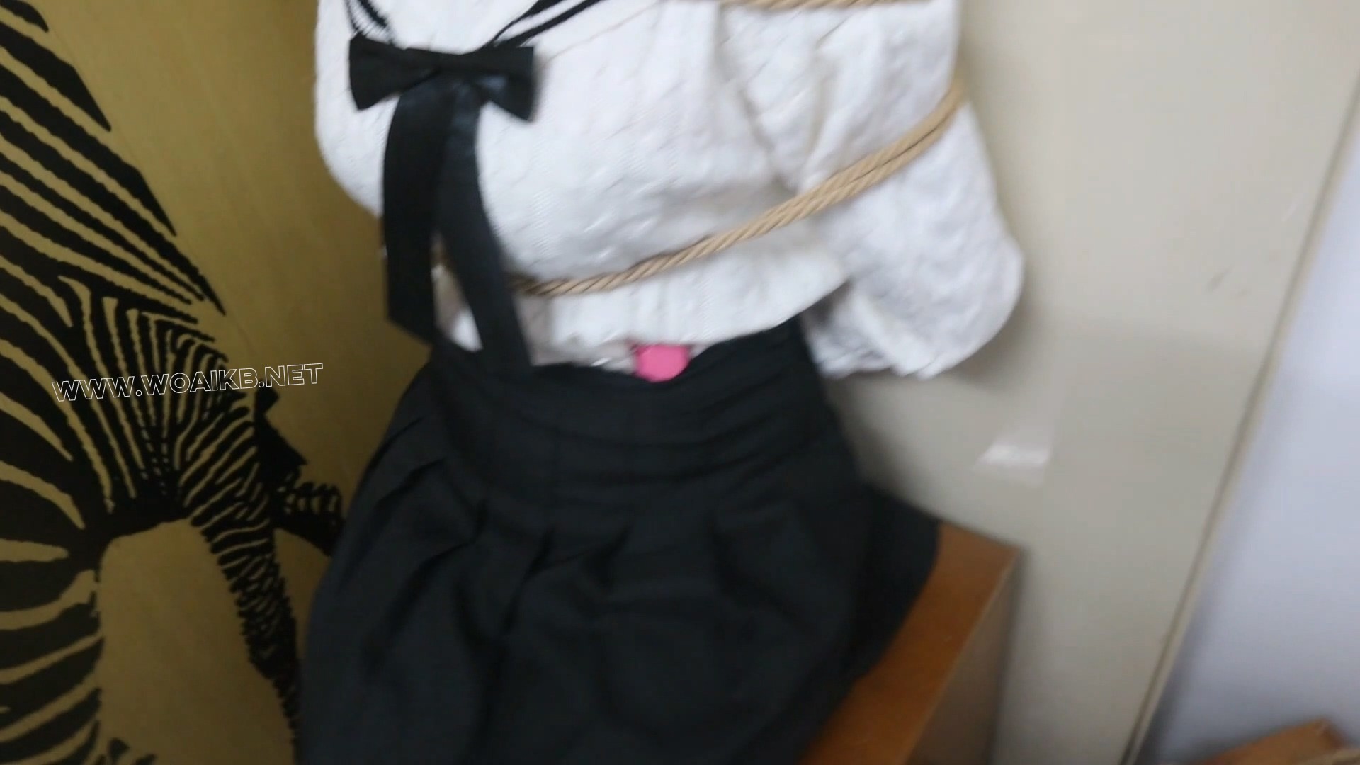 领玥运动鞋和长筒靴的超级结合的可爱少女玥，绑在柜子上的的捆绑虐待女孩，一边哭 预览图