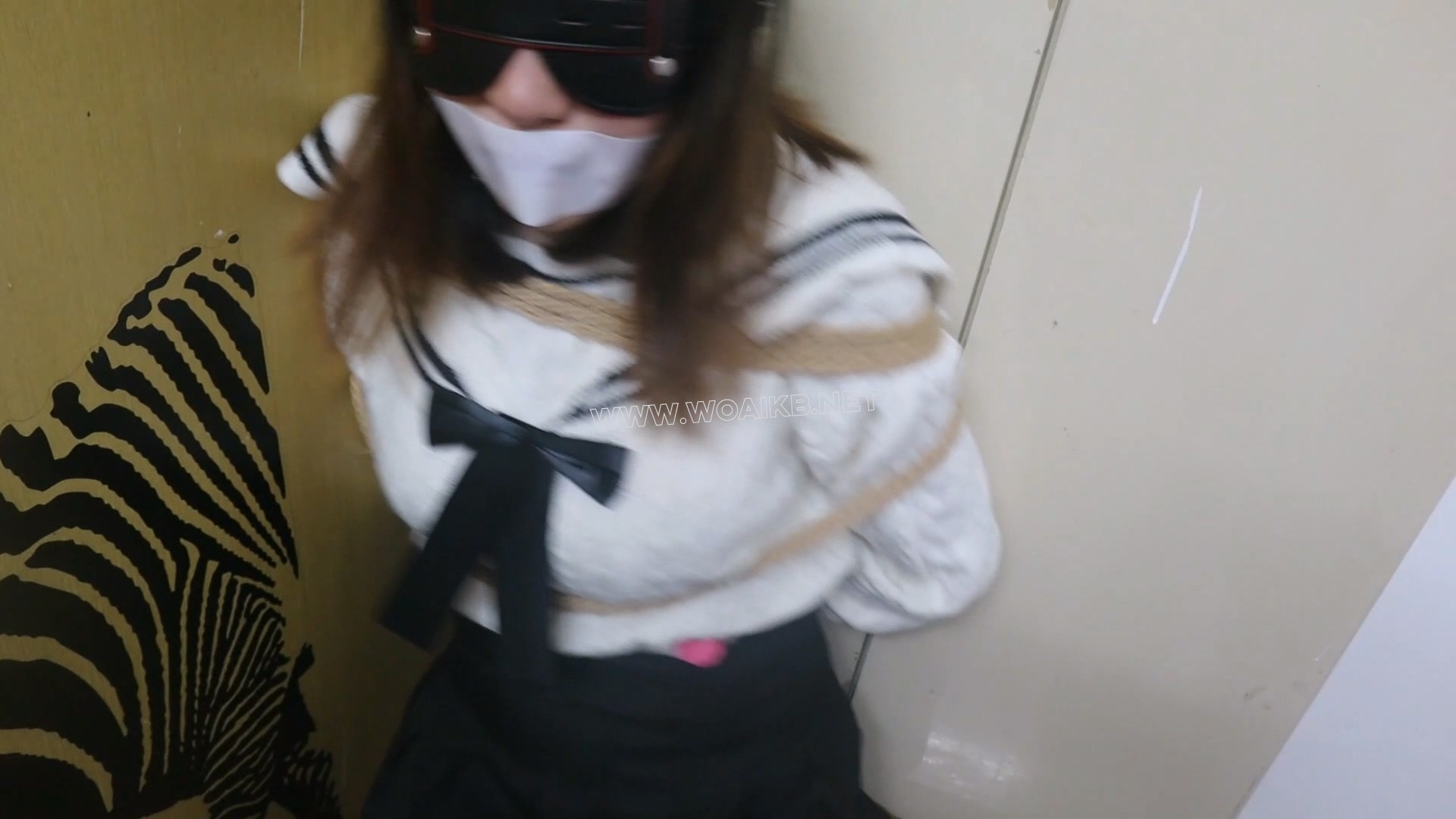 领玥运动鞋和长筒靴的超级结合的可爱少女玥，绑在柜子上的的捆绑虐待女孩，一边哭 预览图