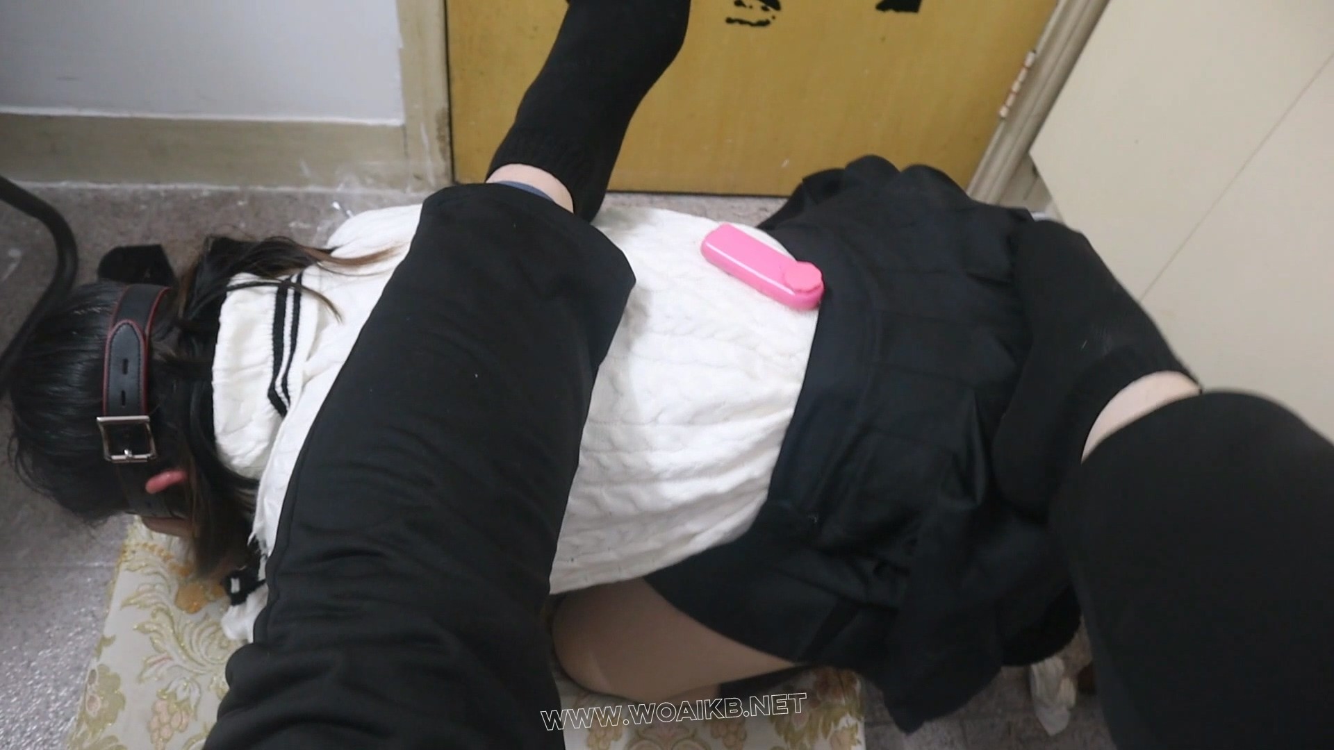领玥运动鞋和长筒靴的超级结合的可爱少女玥，绑在柜子上的的捆绑虐待女孩，一边哭 预览图