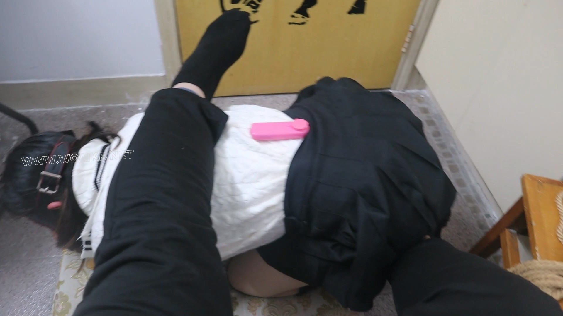 领玥运动鞋和长筒靴的超级结合的可爱少女玥，绑在柜子上的的捆绑虐待女孩，一边哭 预览图