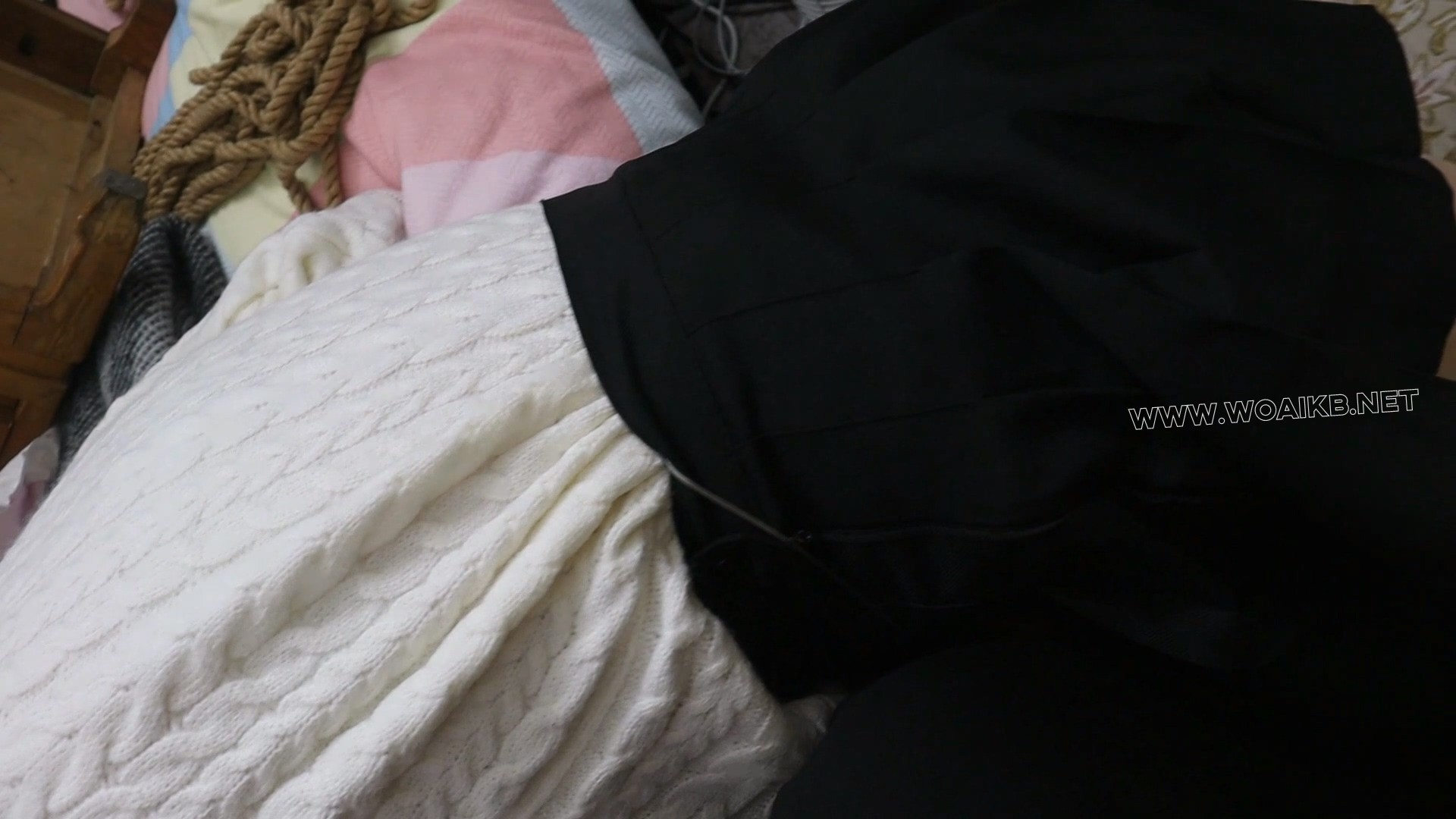 领玥运动鞋和长筒靴的超级结合的可爱少女玥，绑在柜子上的的捆绑虐待女孩，一边哭 预览图