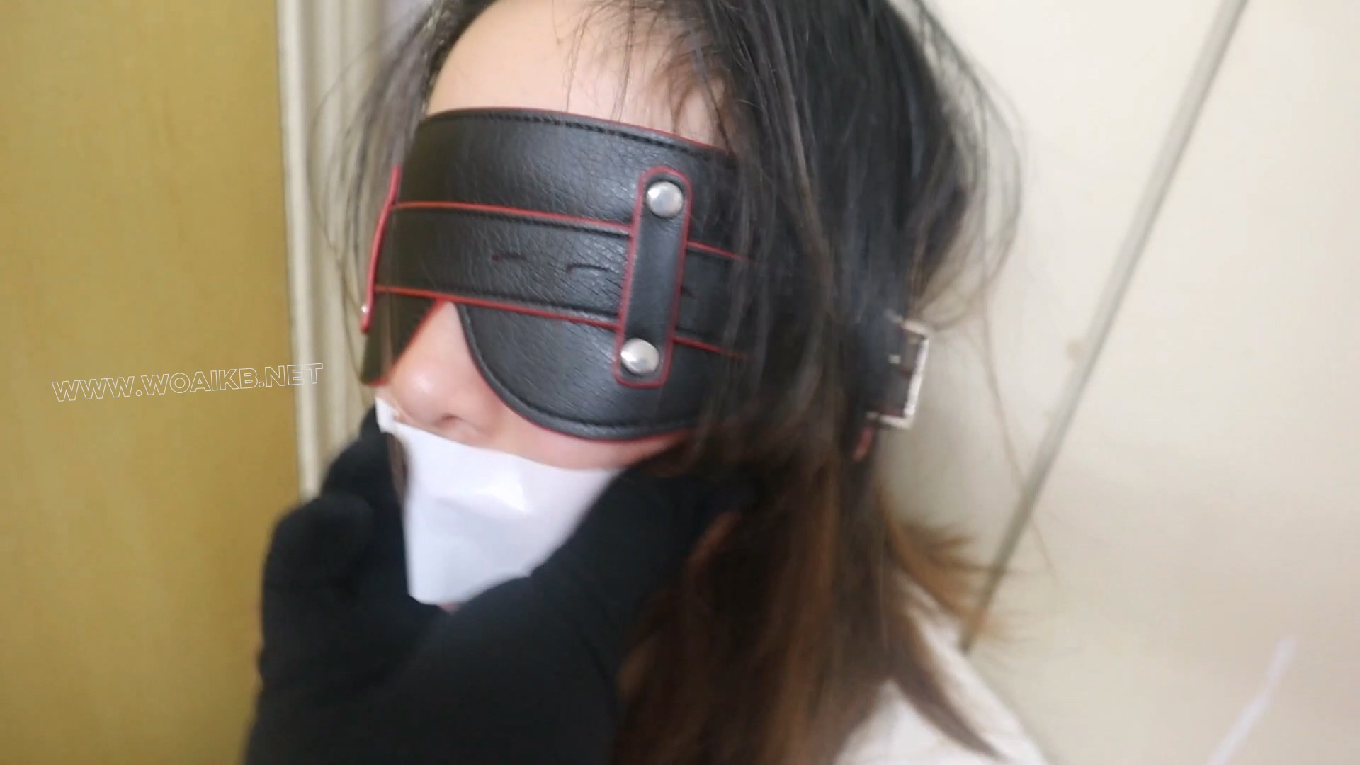 领玥运动鞋和长筒靴的超级结合的可爱少女玥，绑在柜子上的的捆绑虐待女孩，一边哭 预览图